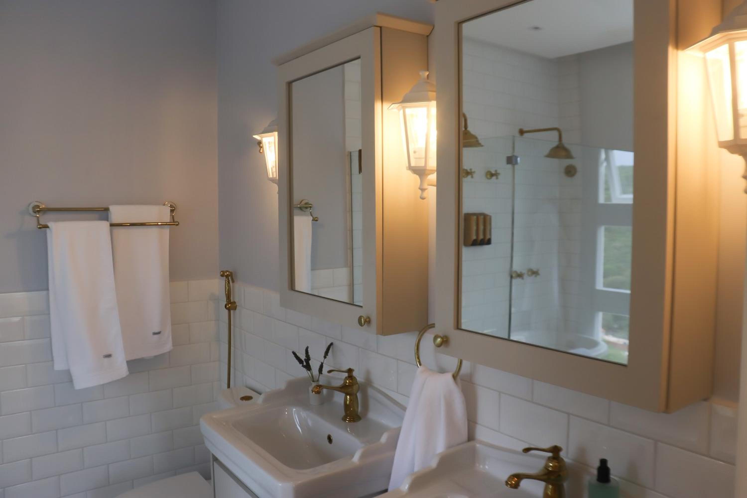 Deluxe Queen Suite photo 3