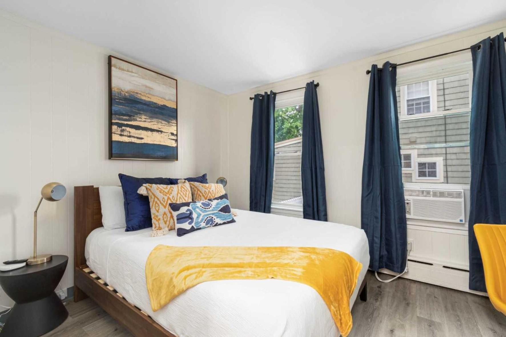 Deluxe Queen Suite - Photo 1