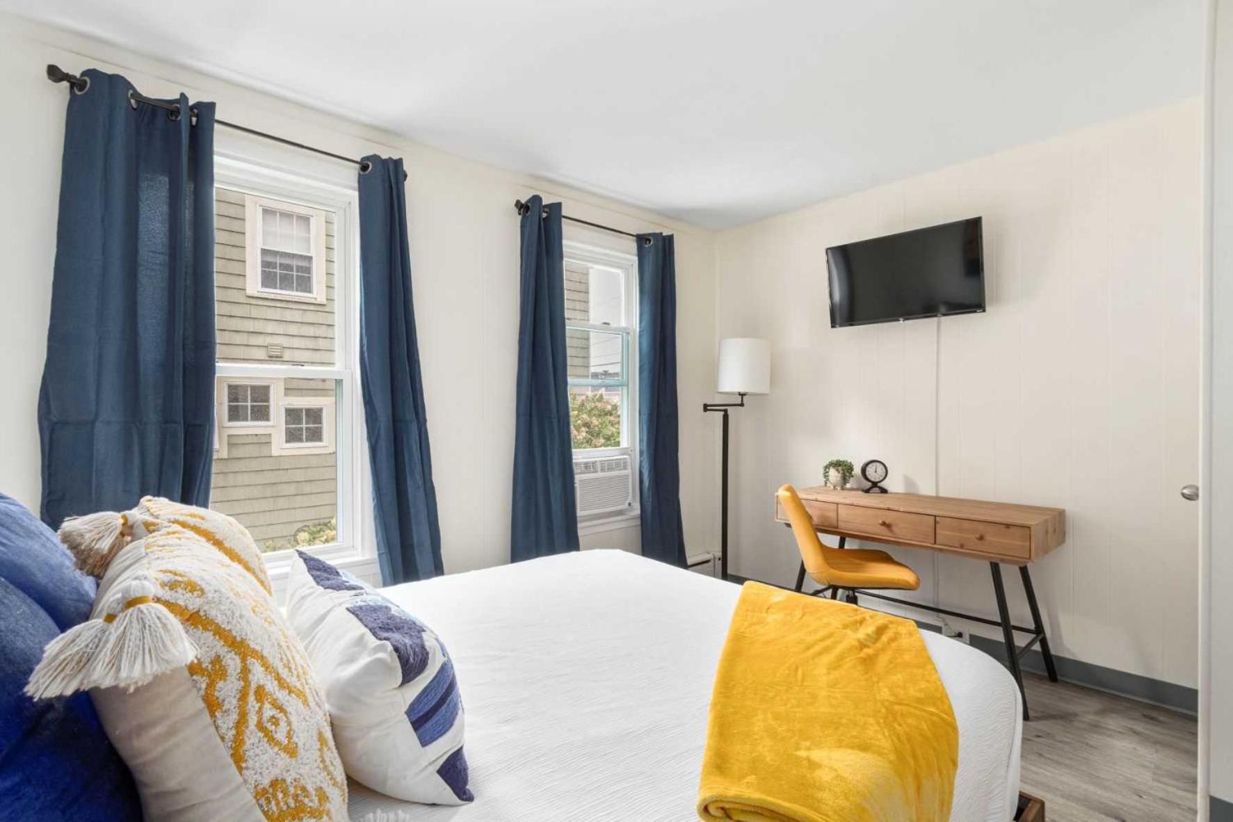 Deluxe Queen Suite - Photo 10