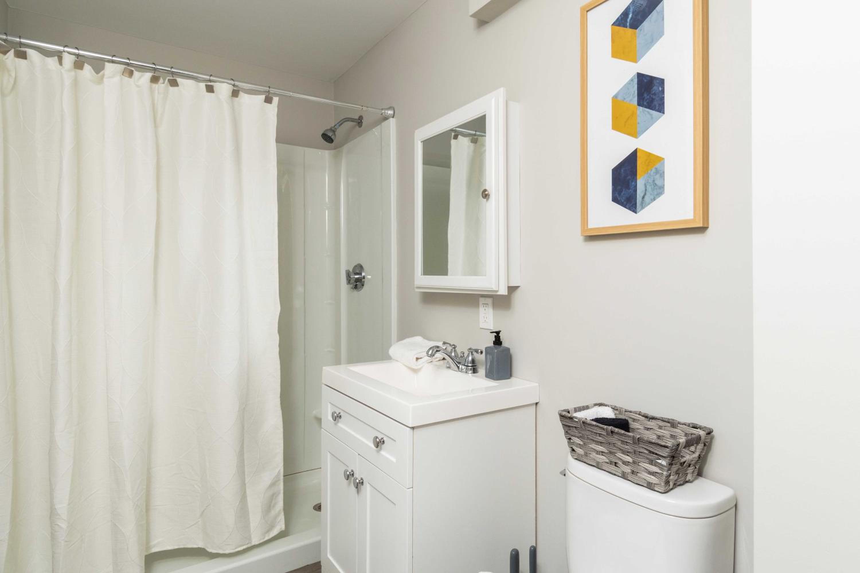 Deluxe Queen Suite - Photo 7