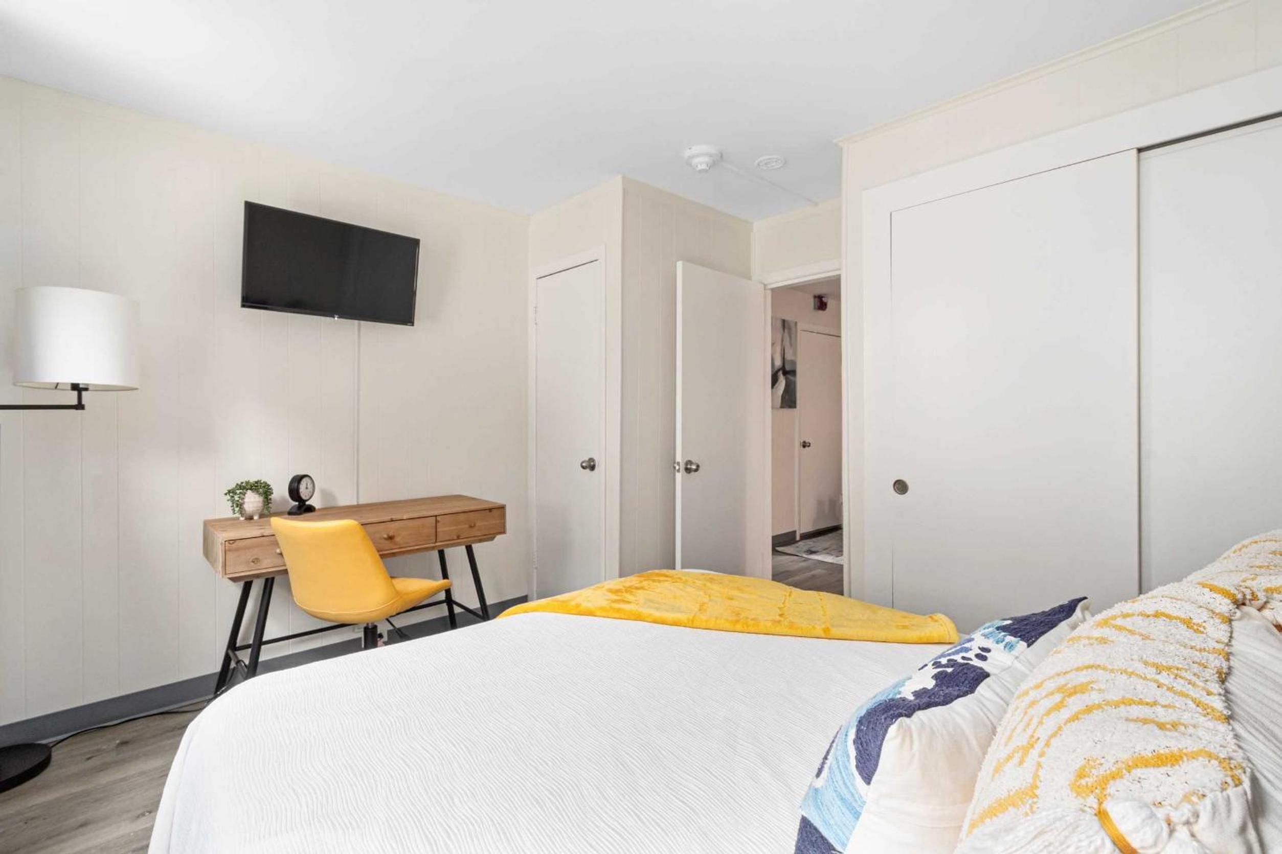Deluxe Queen Suite - Photo 12