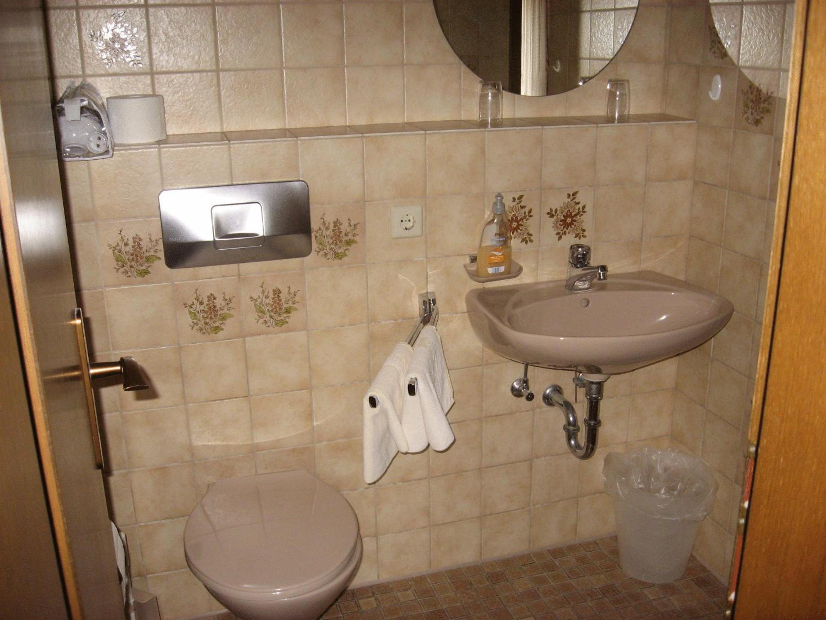 Single Room with Private Bathroom photo 2