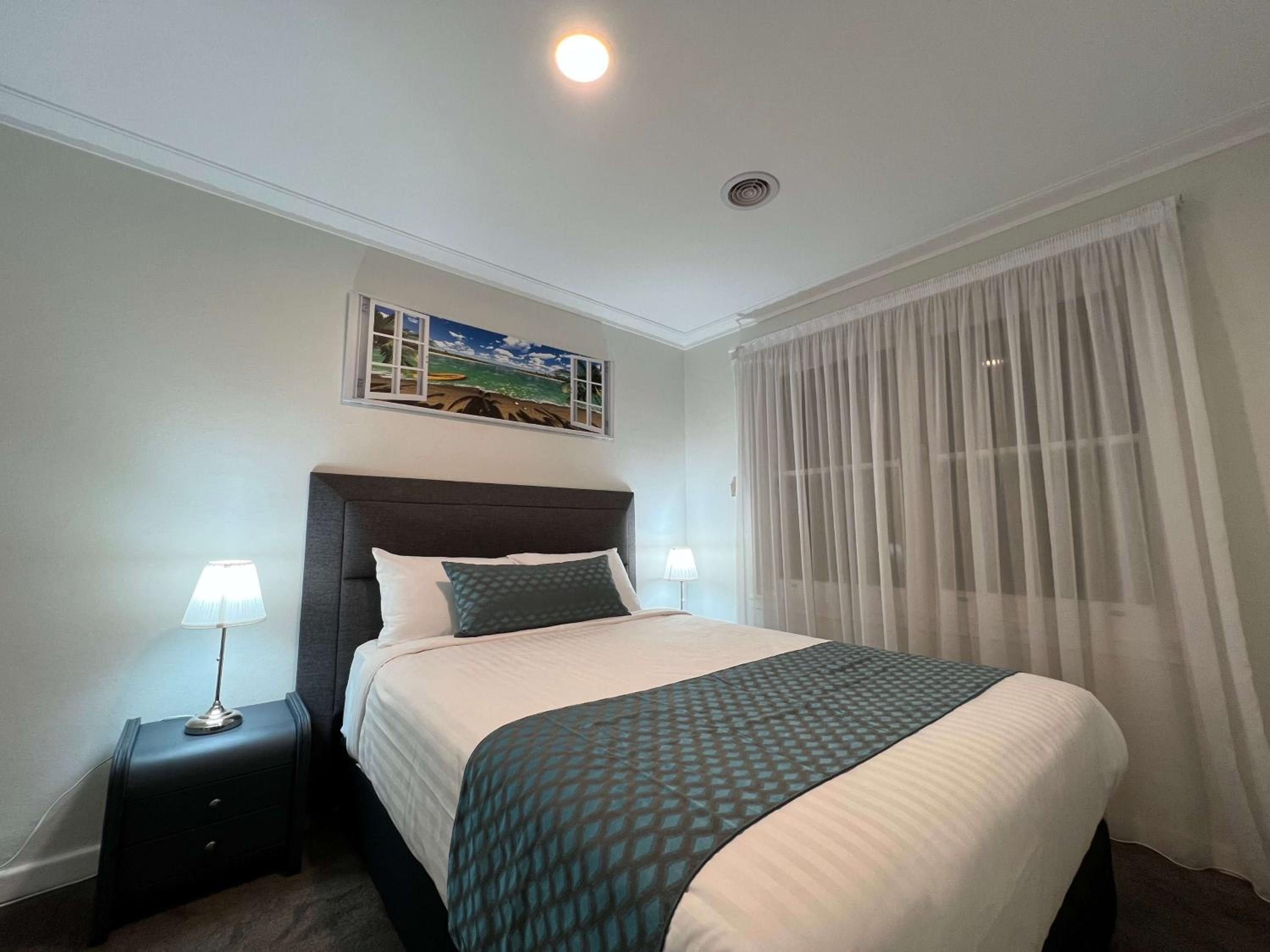 Three-Bedroom House photo 2