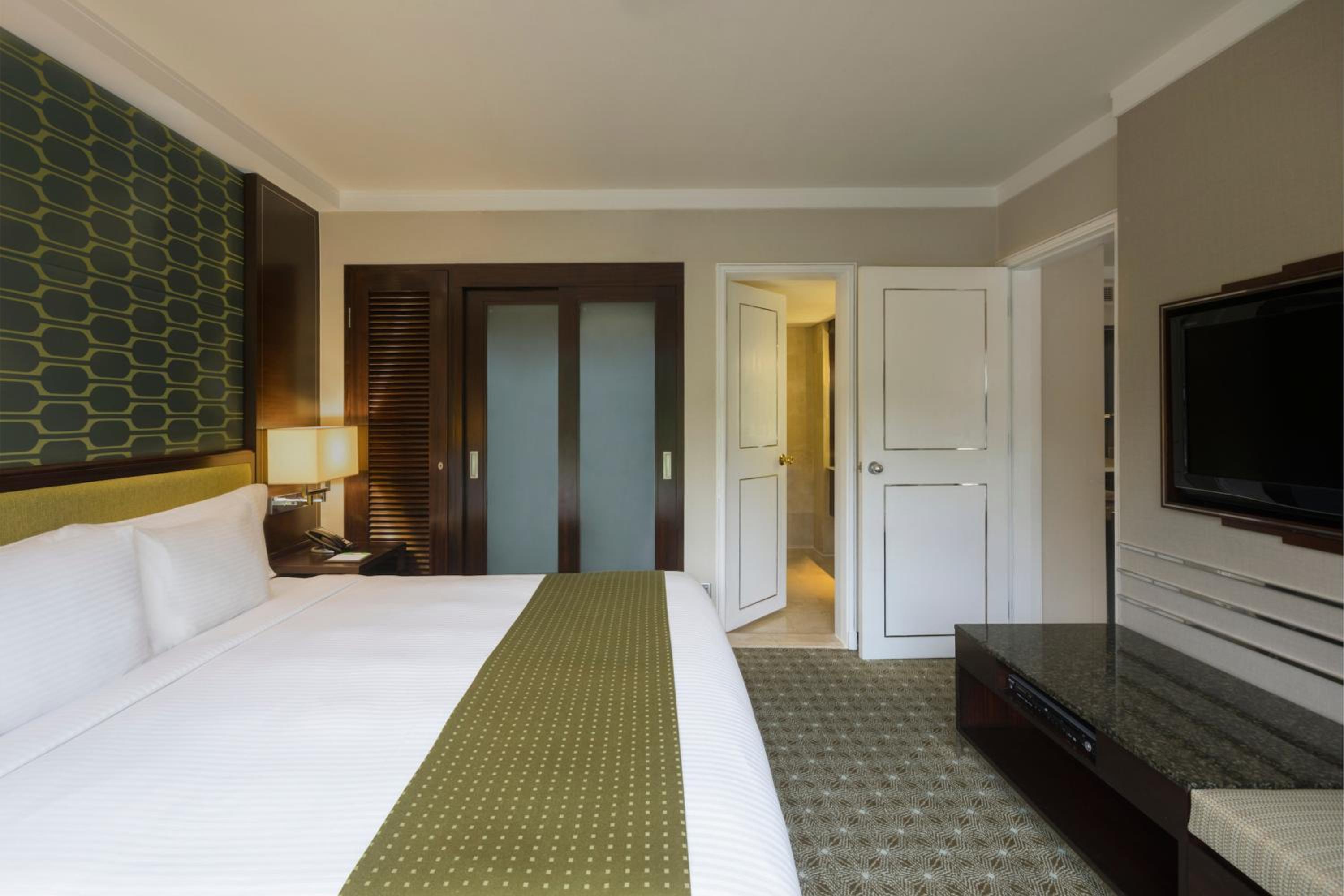 One-Bedroom King Suite thumbnail 6