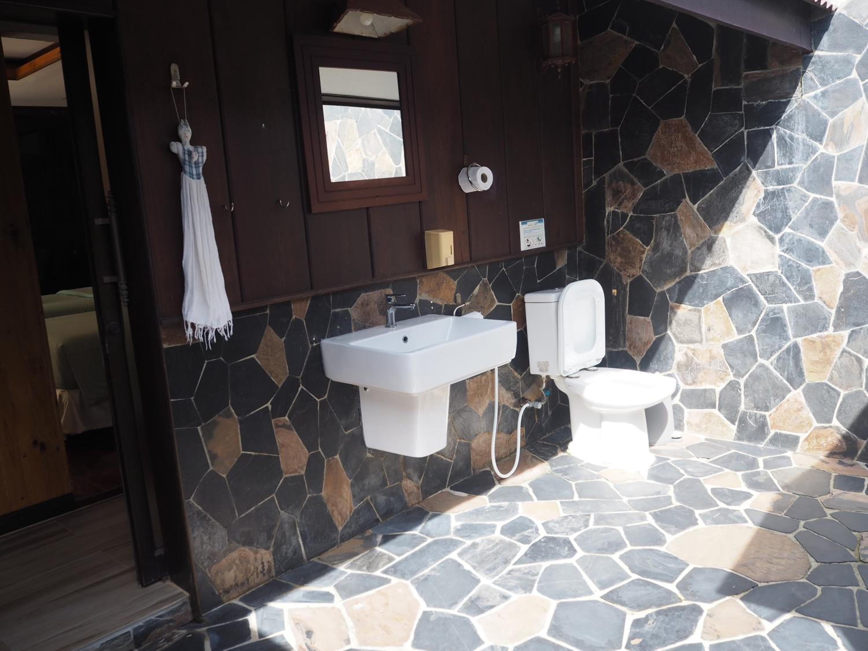 Thai Twin Room with Partial Sea View photo 2