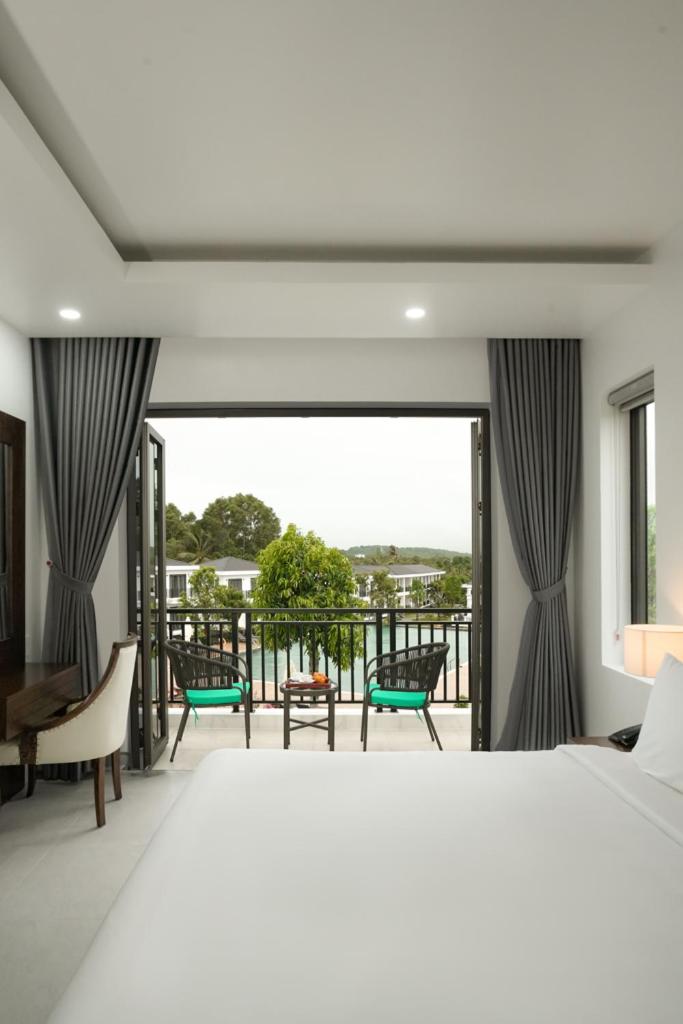 Suite with Pool View - Photo 12