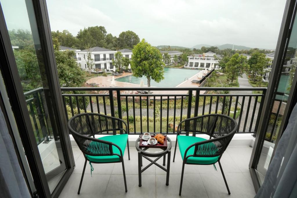 Suite with Pool View - Photo 2
