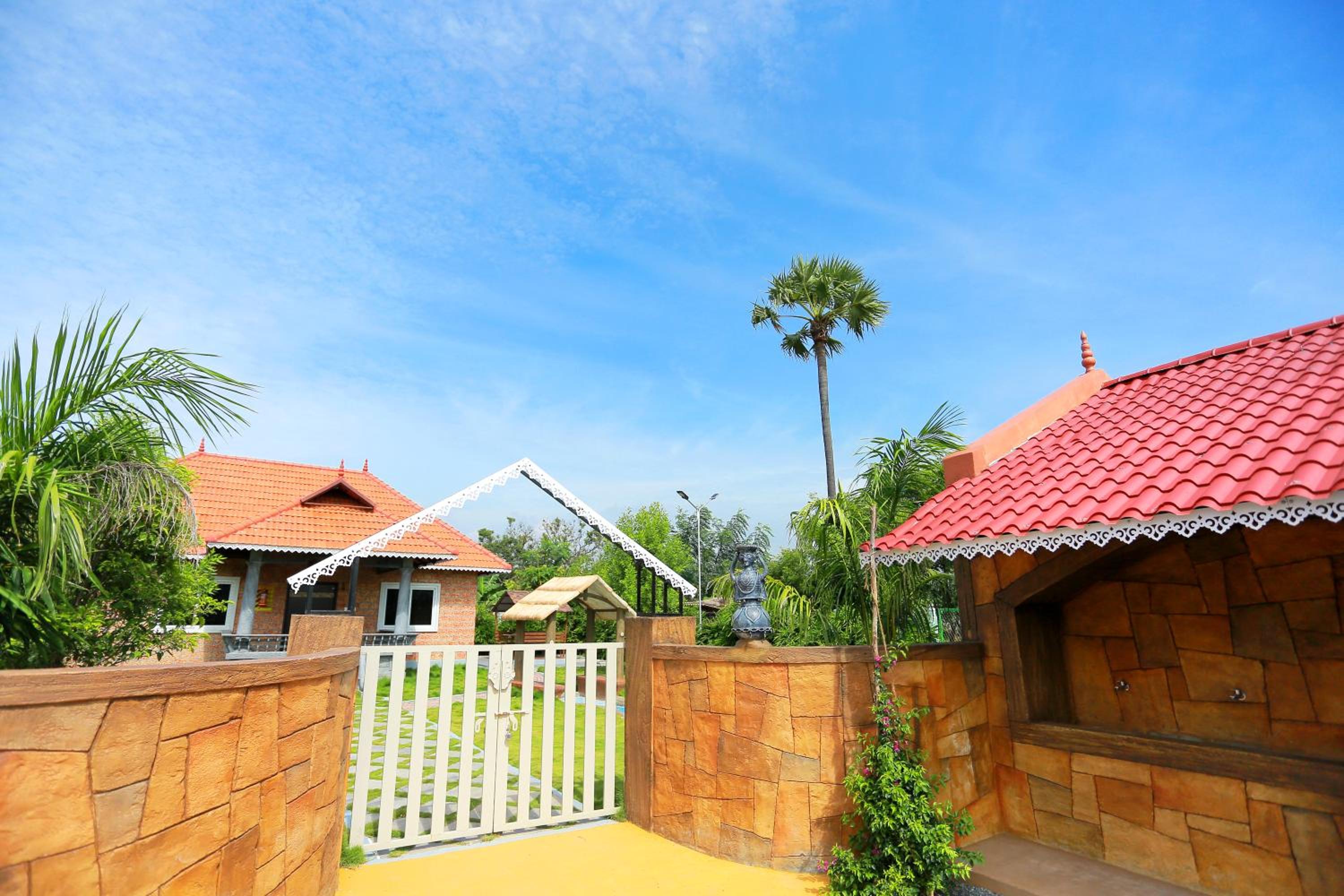 Double Room with Pool View - Photo 2