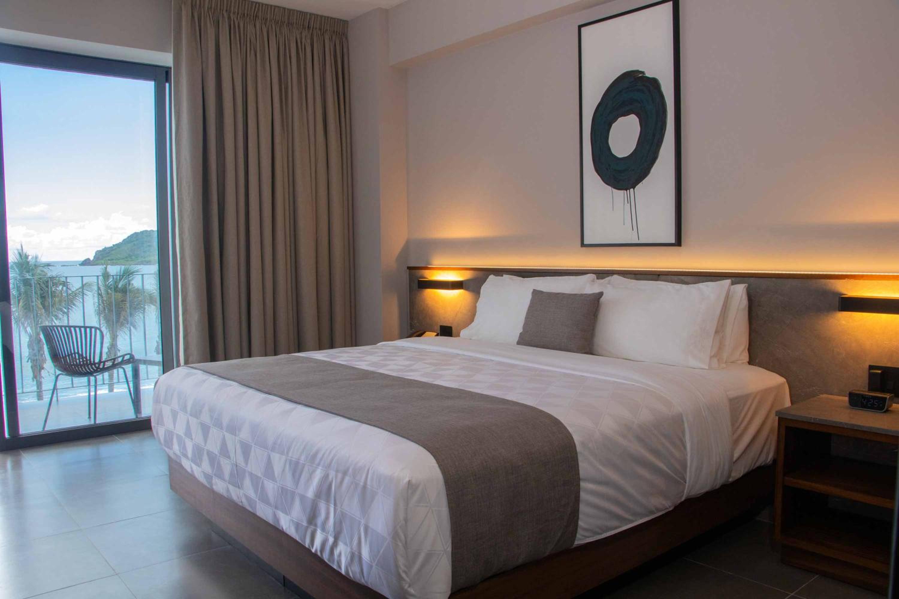 Deluxe Room King Ocean View - Photo 6