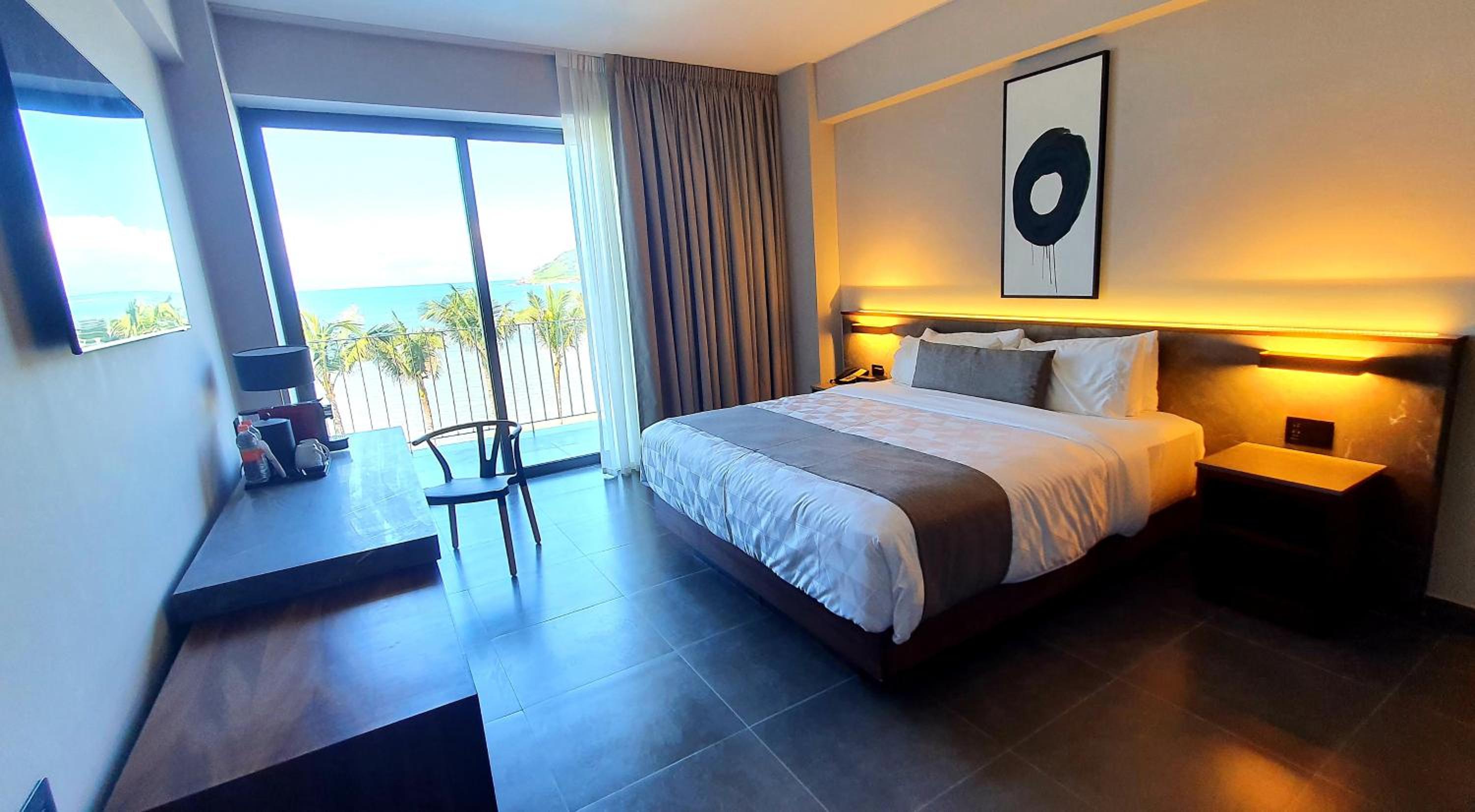 Deluxe Room King Ocean View - Photo 1