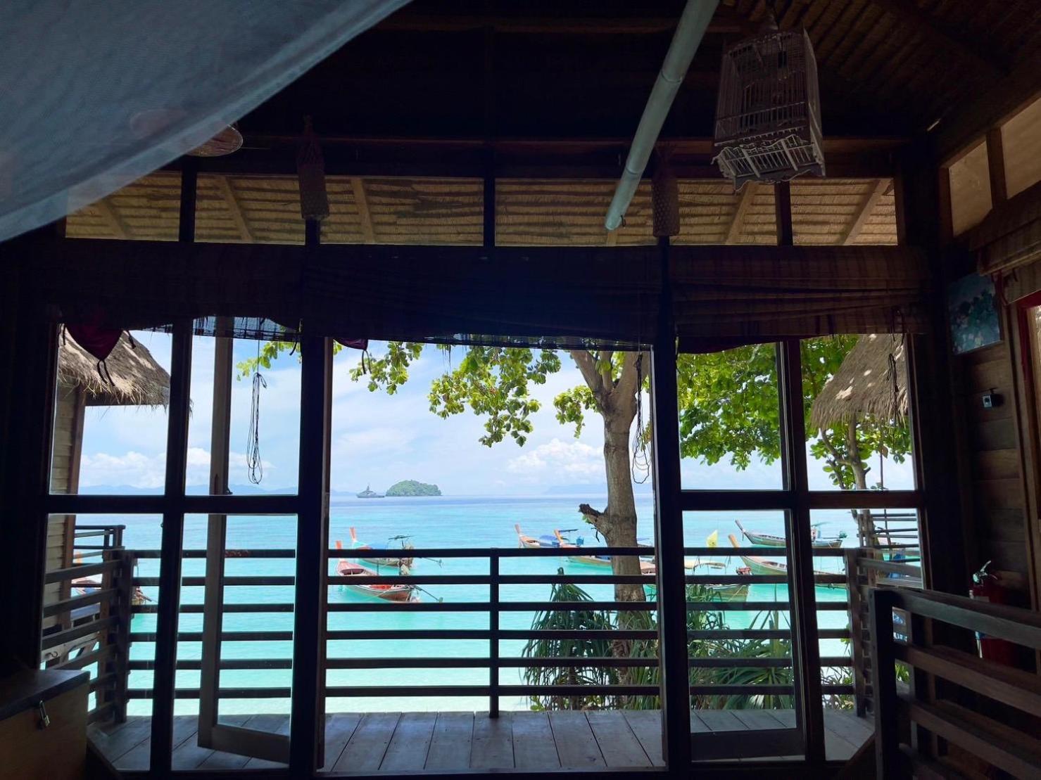 Large Breezy Bungalow - Beach Front photo 3
