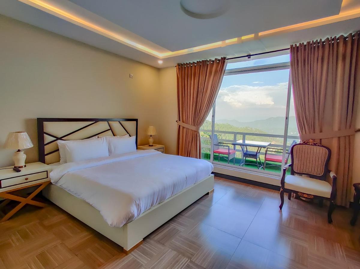 Deluxe Double Room with Balcony photo 2