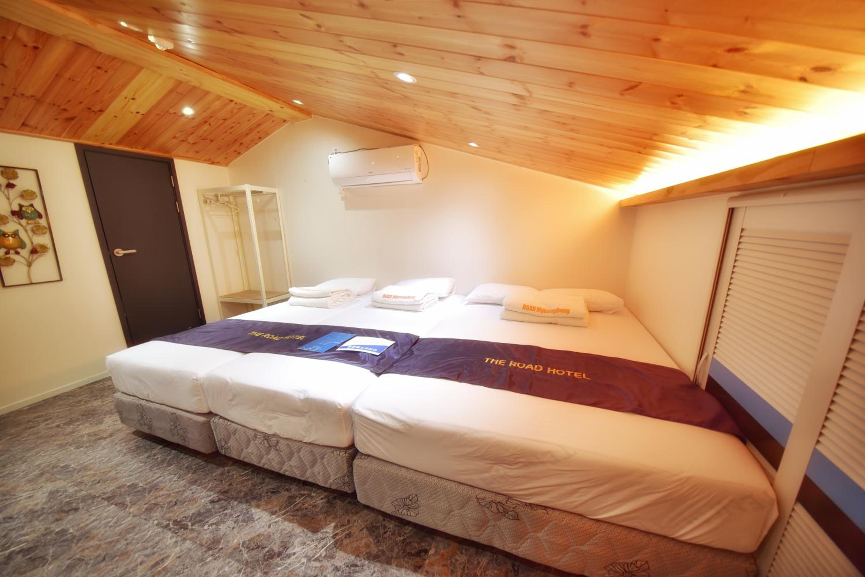 Family Room with Private Bathroom - Photo 7
