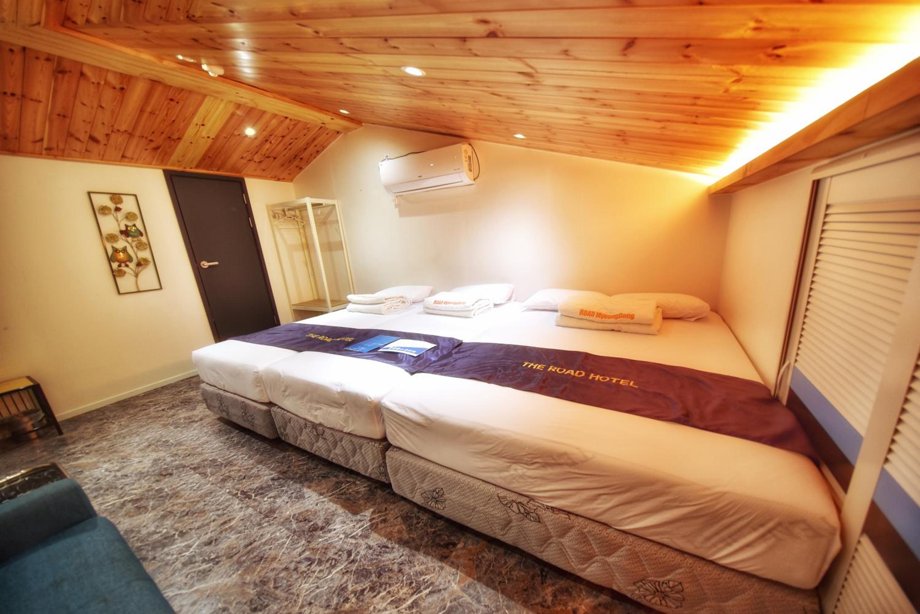 Family Room with Private Bathroom - Photo 8