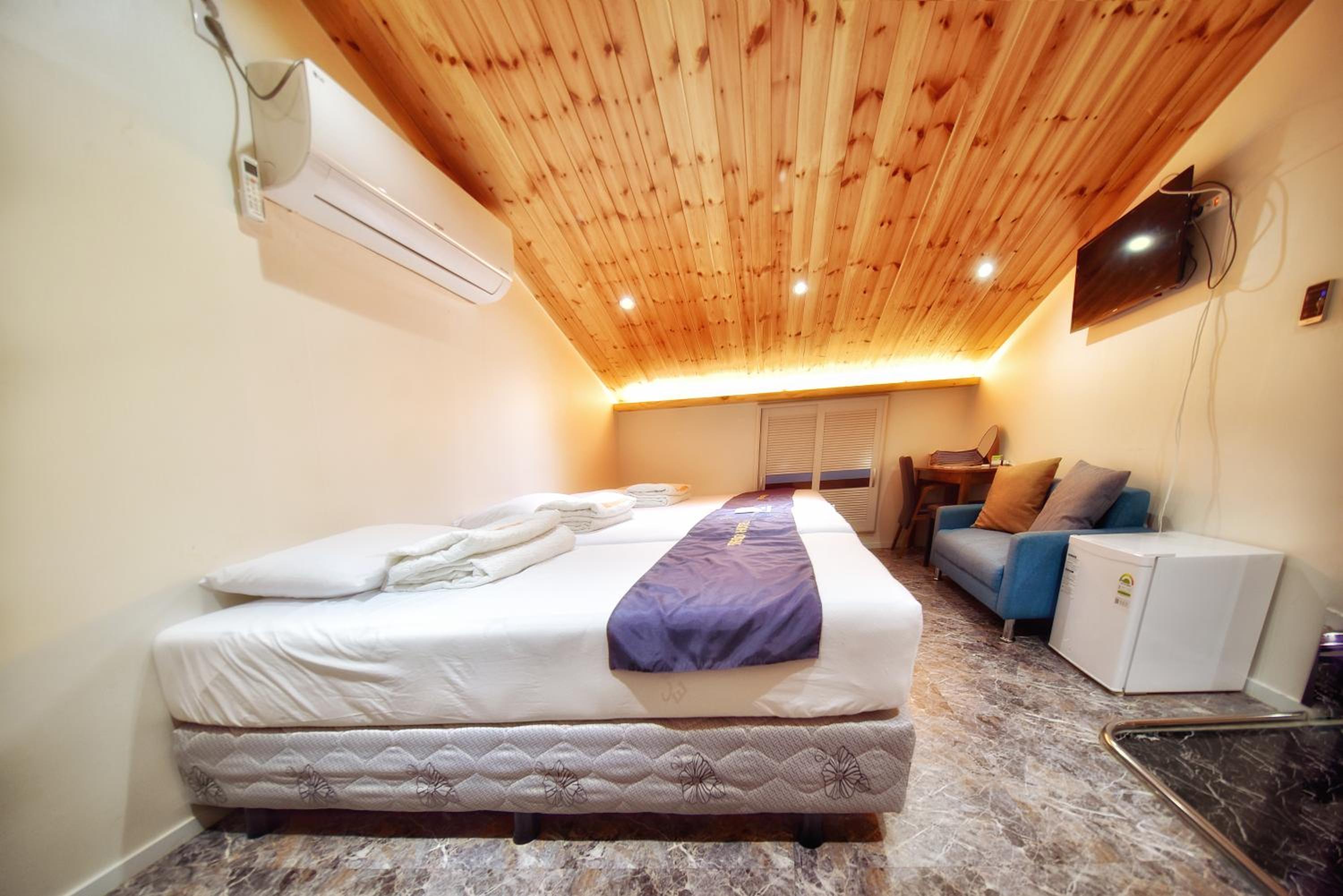 Family Room with Private Bathroom - Photo 9
