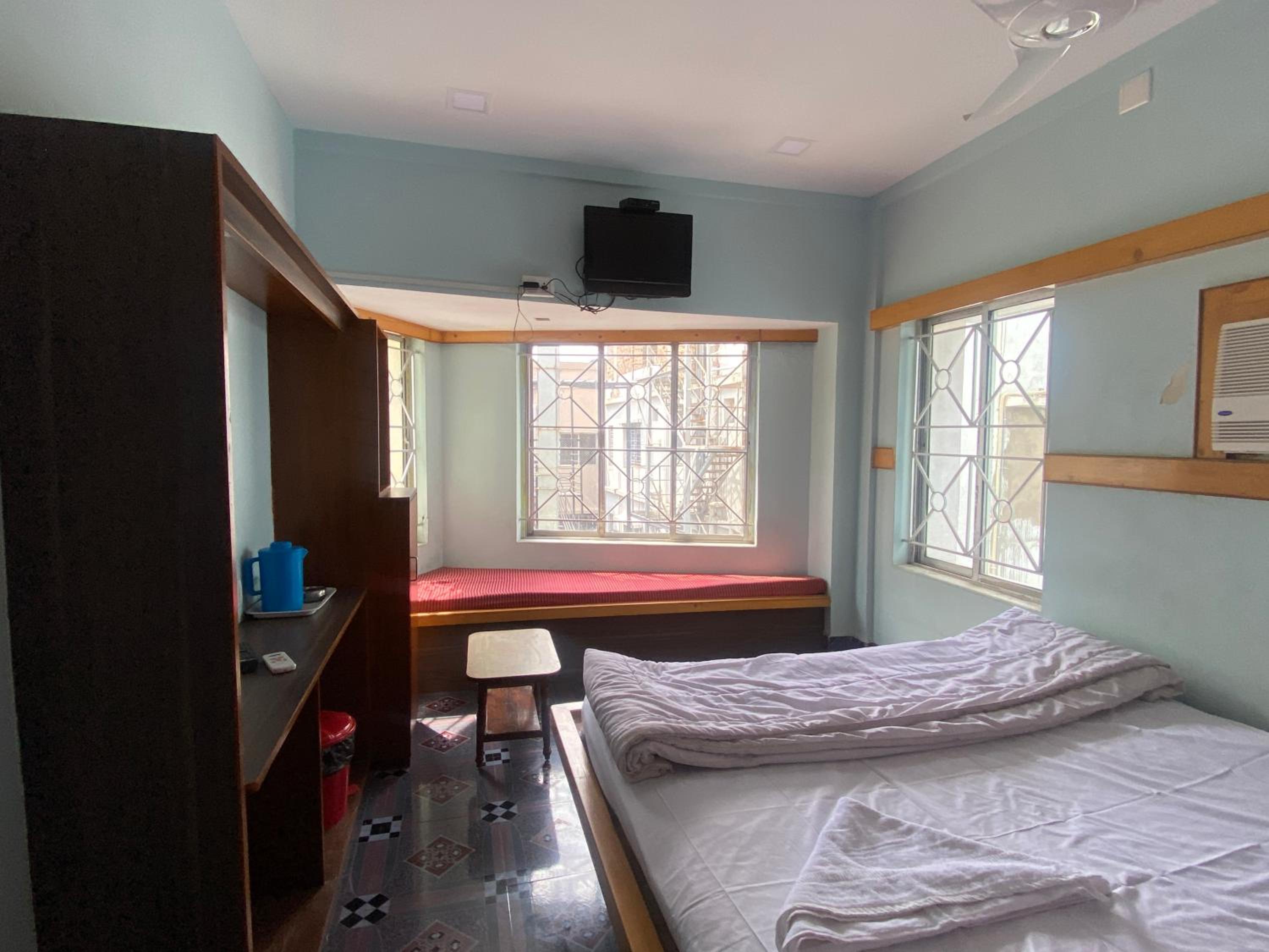 Deluxe Double Room (2 Adults + 1 Child) photo 2