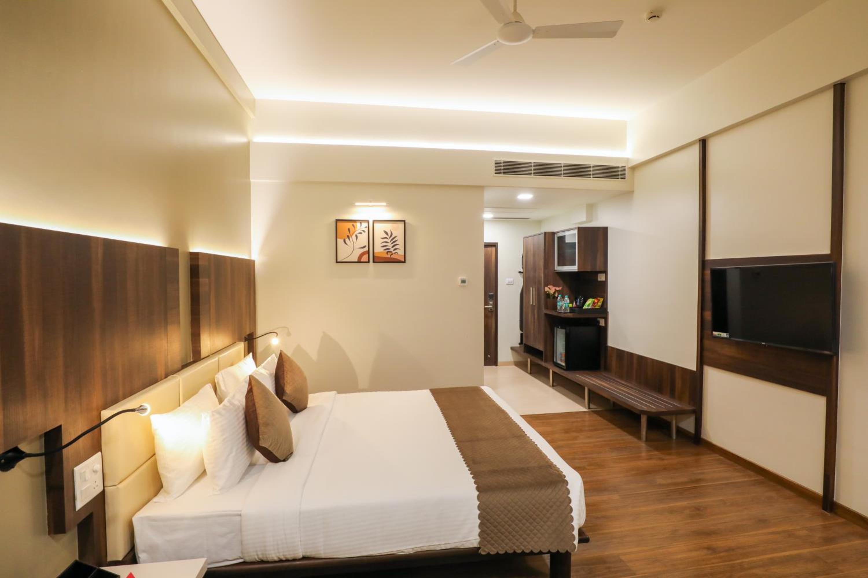 Deluxe King Room - Photo 3