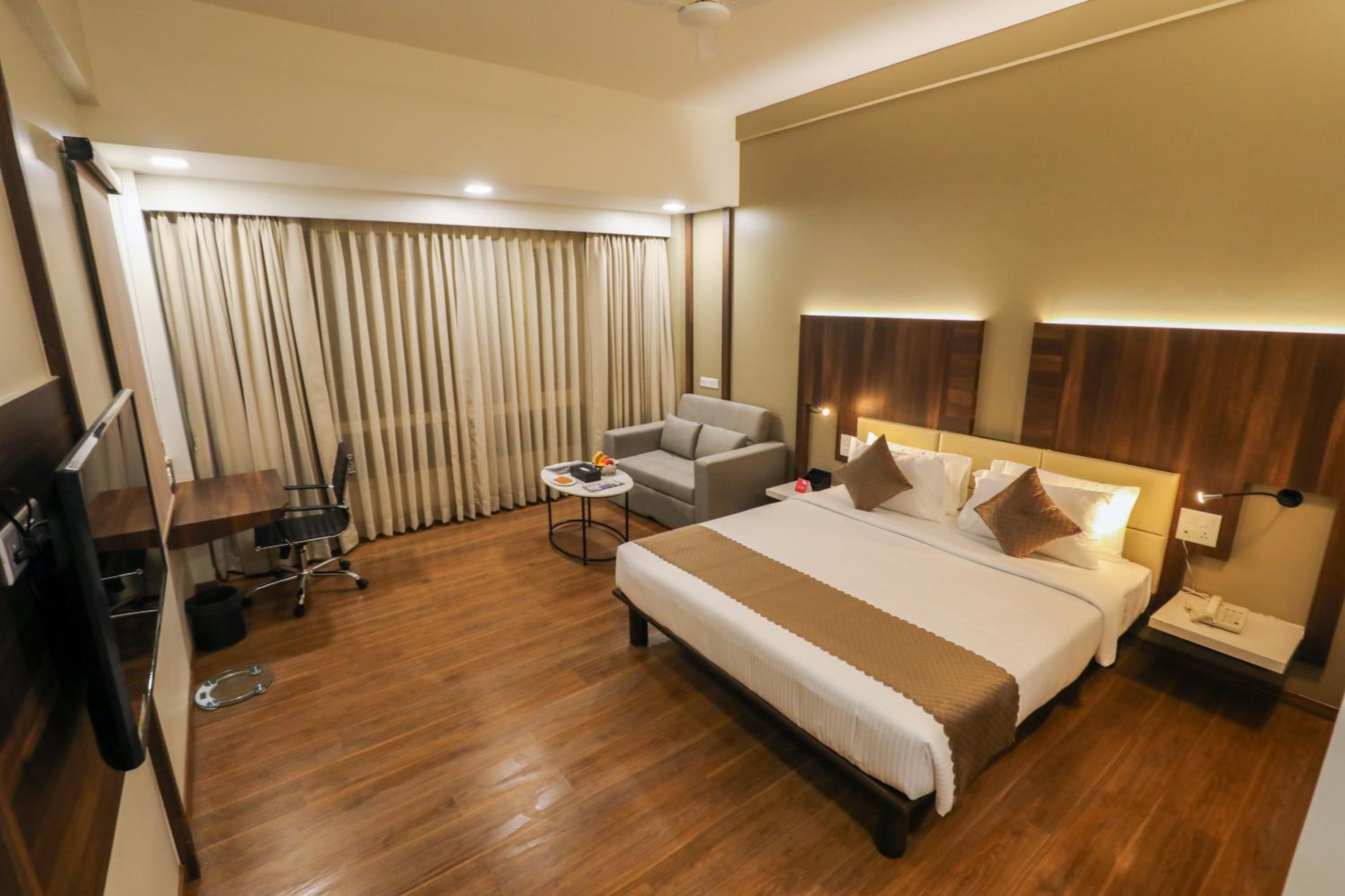 Deluxe King Room - Photo 2