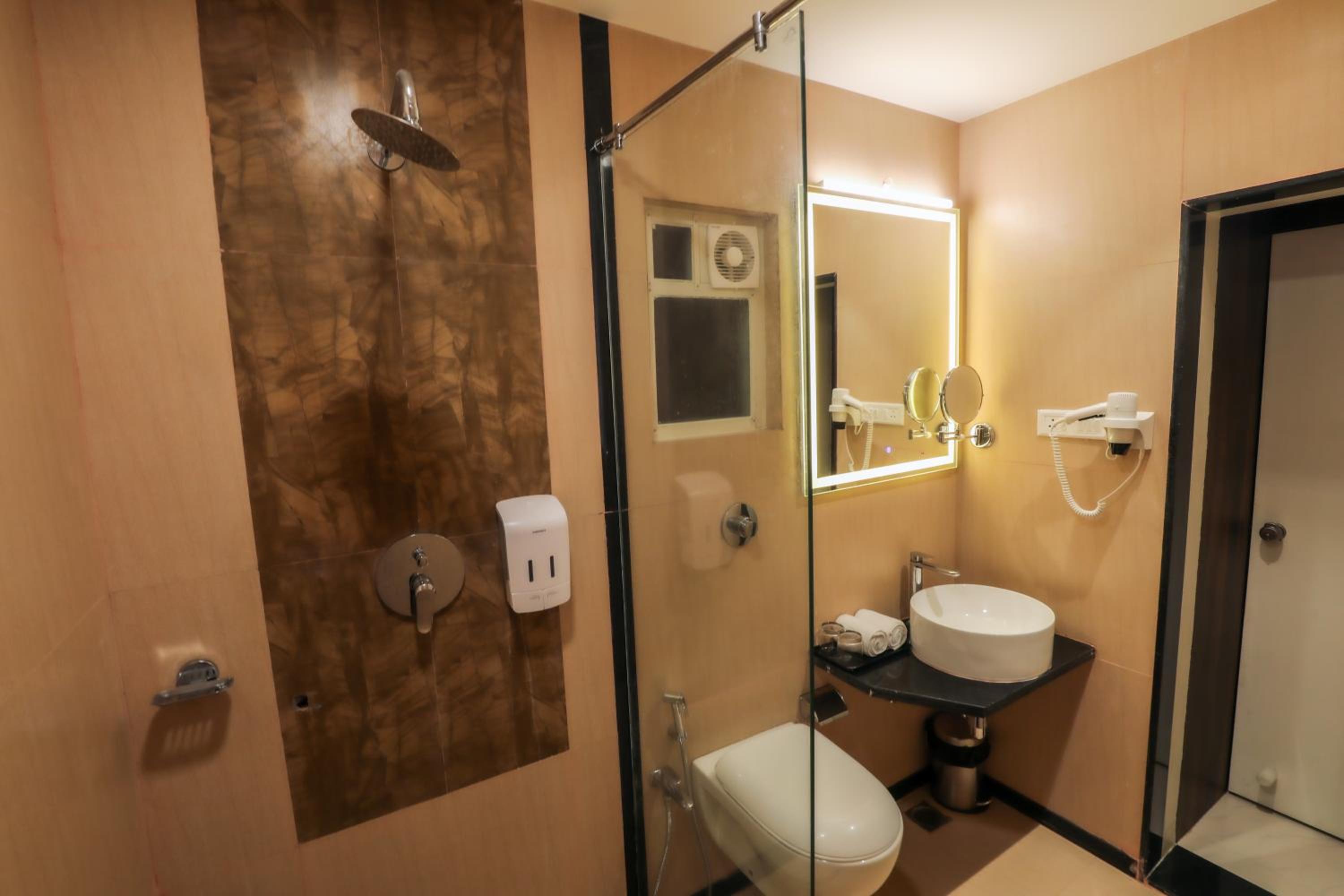 Deluxe King Room - Photo 7