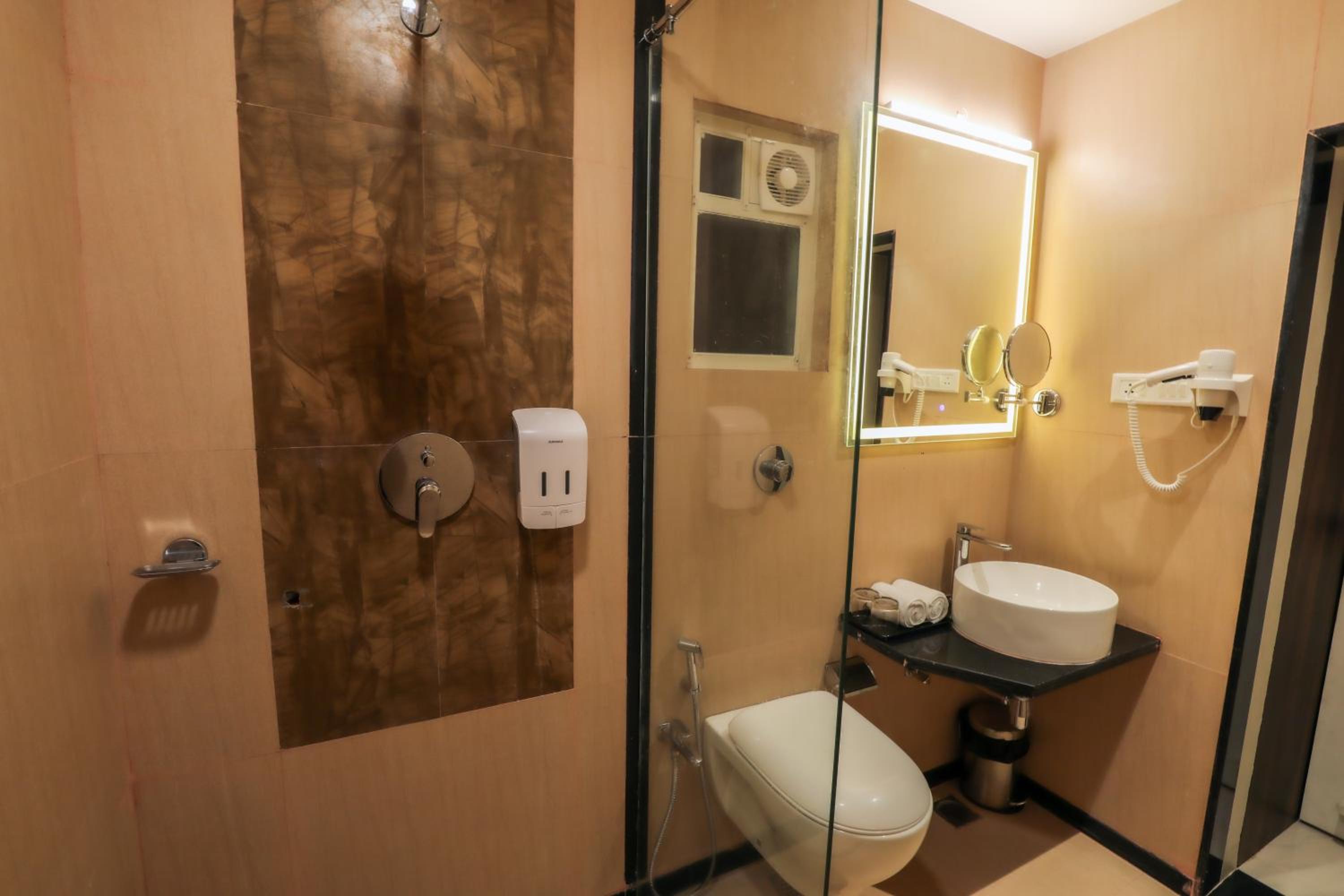 Deluxe King Room - Photo 6