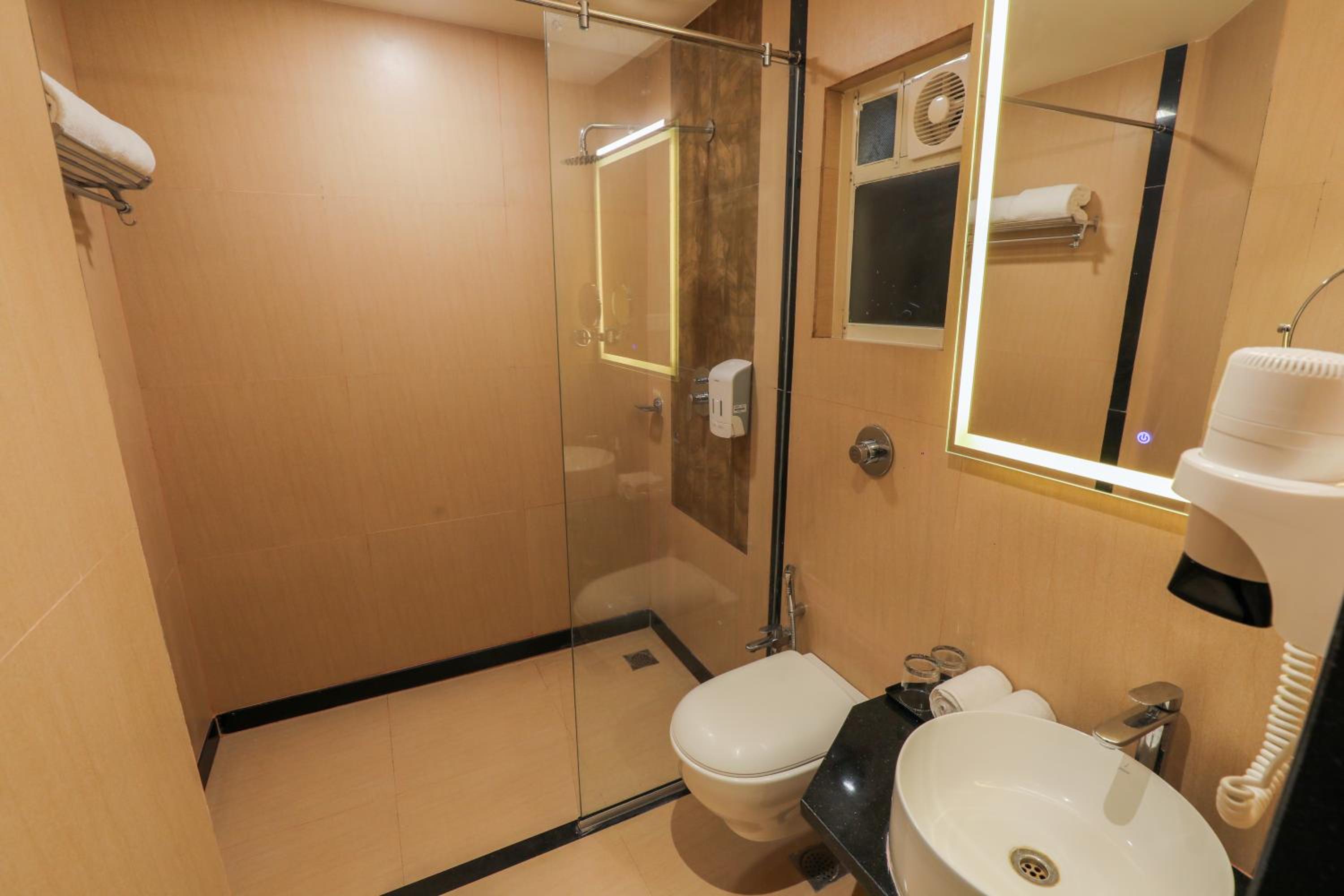 Deluxe King Room - Photo 5