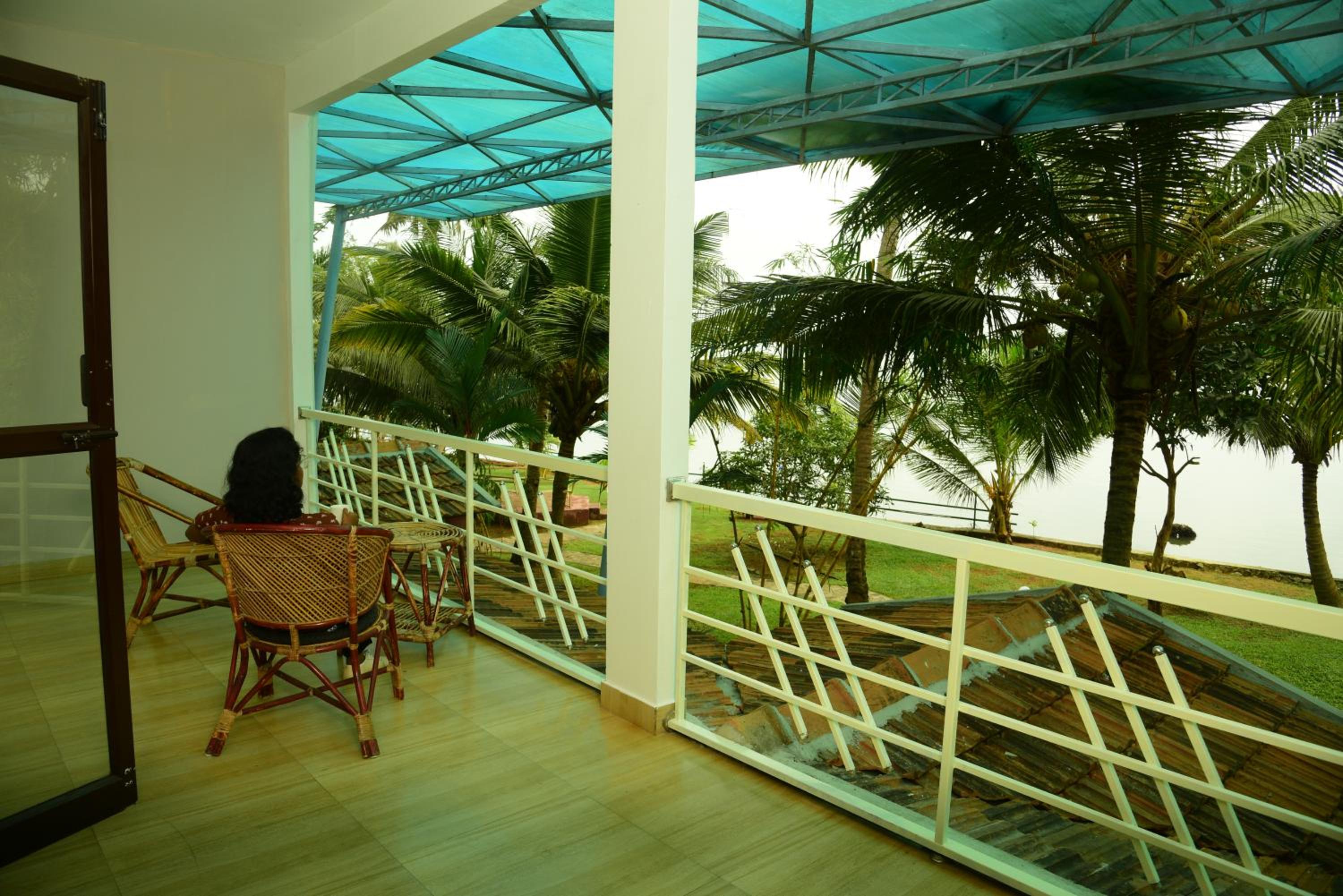 Suite with Lake View - Photo 8