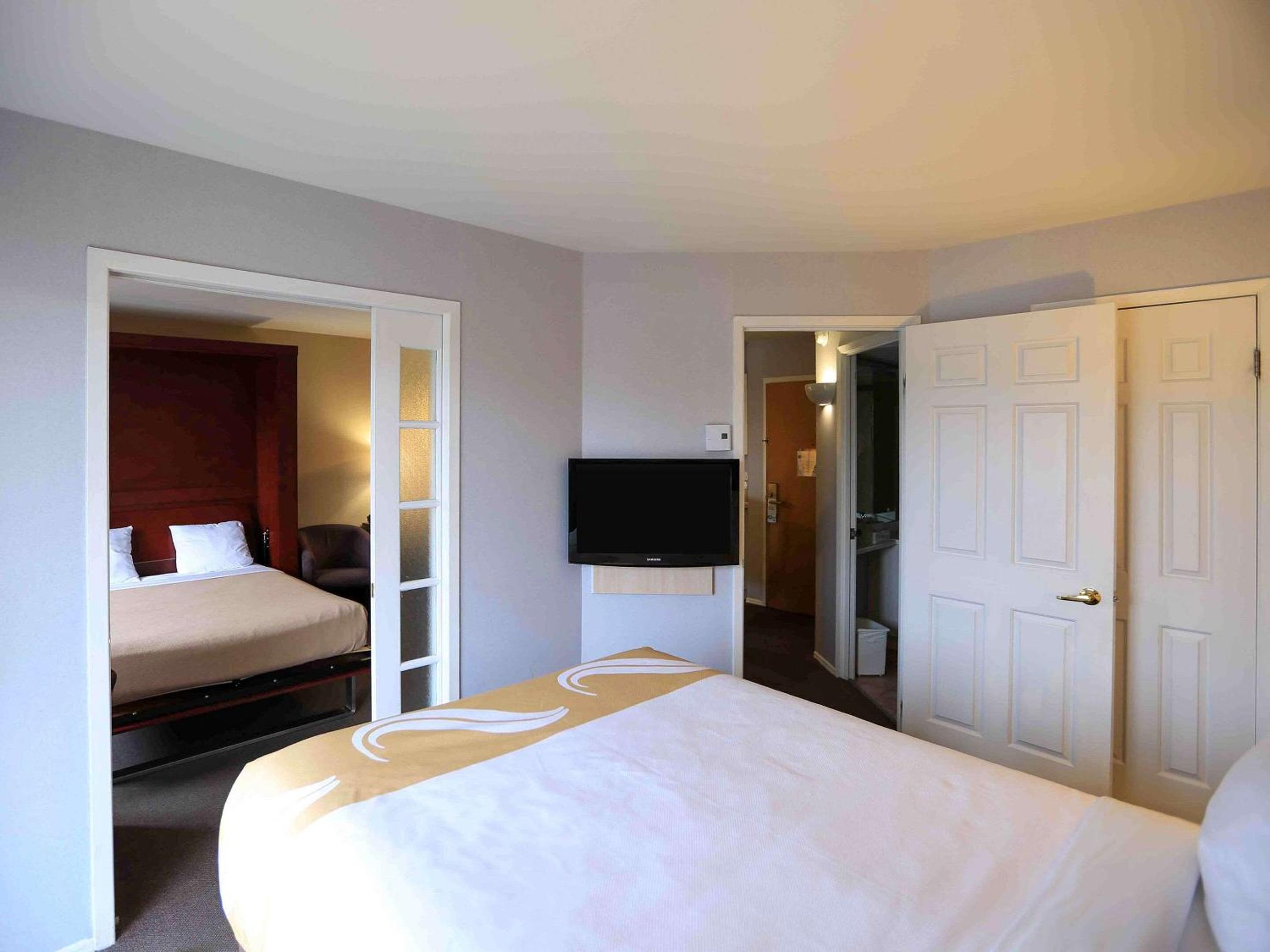 Queen Suite with Two Queen Beds - Non-Smoking - First Floor - Photo 17