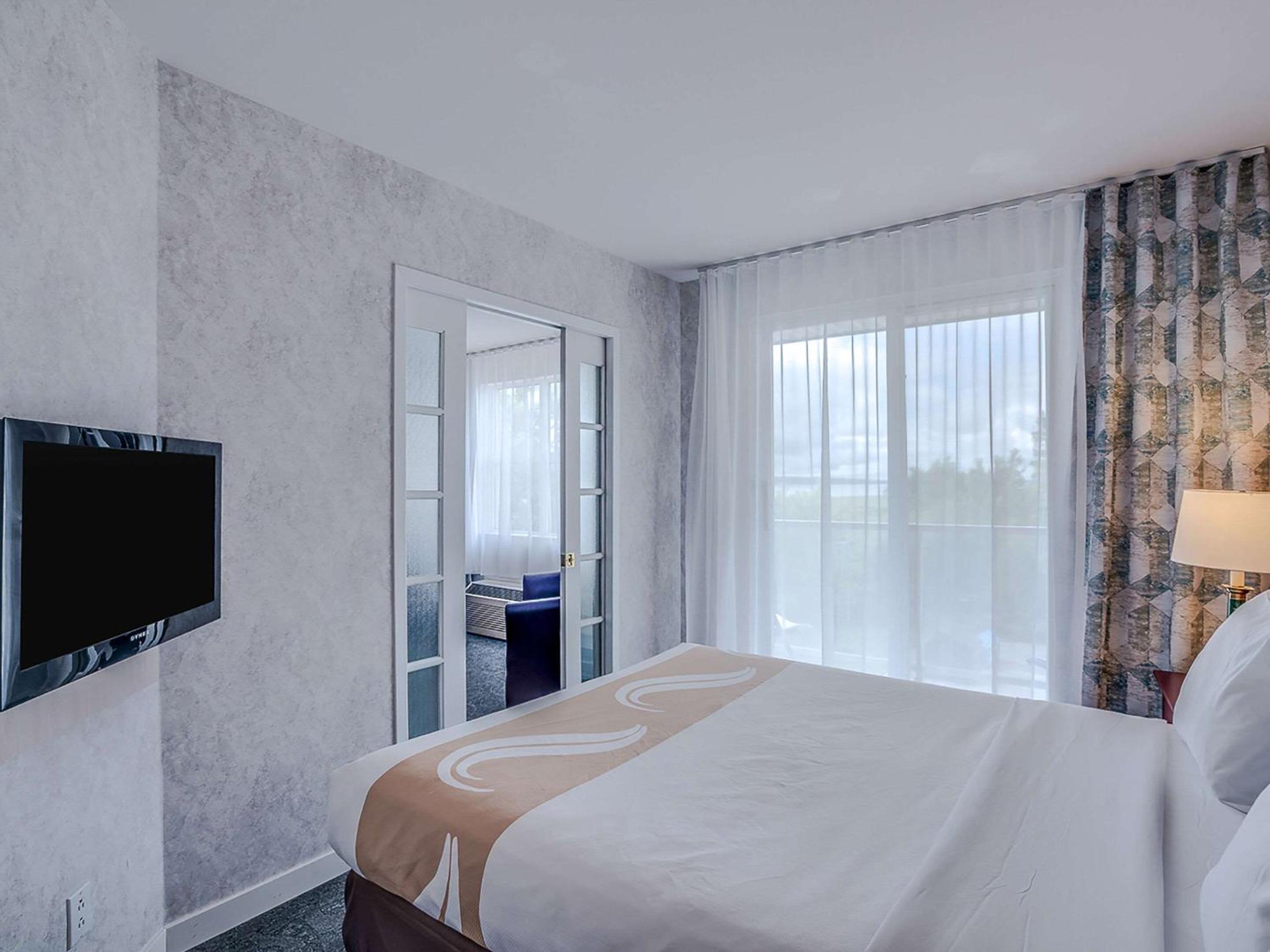 Queen Suite with Two Queen Beds - Non-Smoking - First Floor - Photo 14