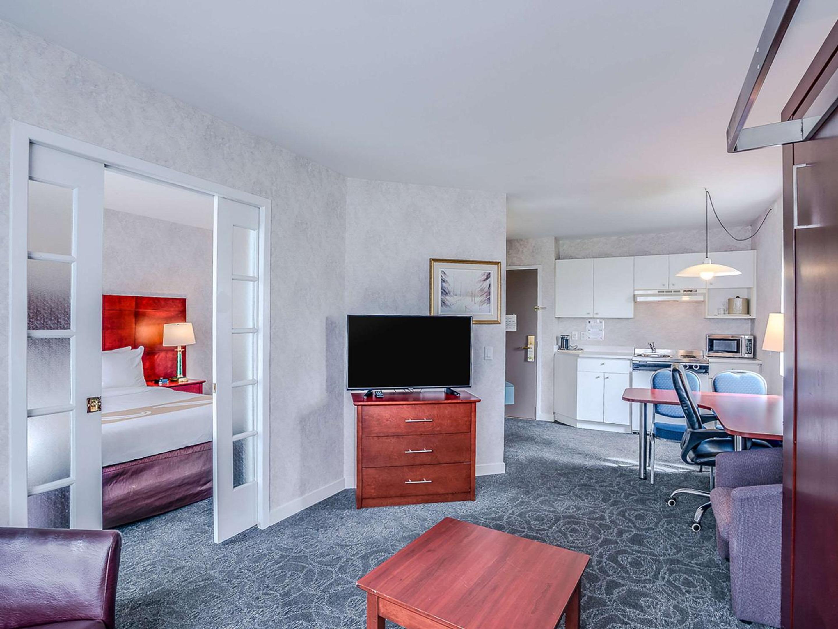 Queen Suite with Two Queen Beds - Non-Smoking - First Floor - Photo 2