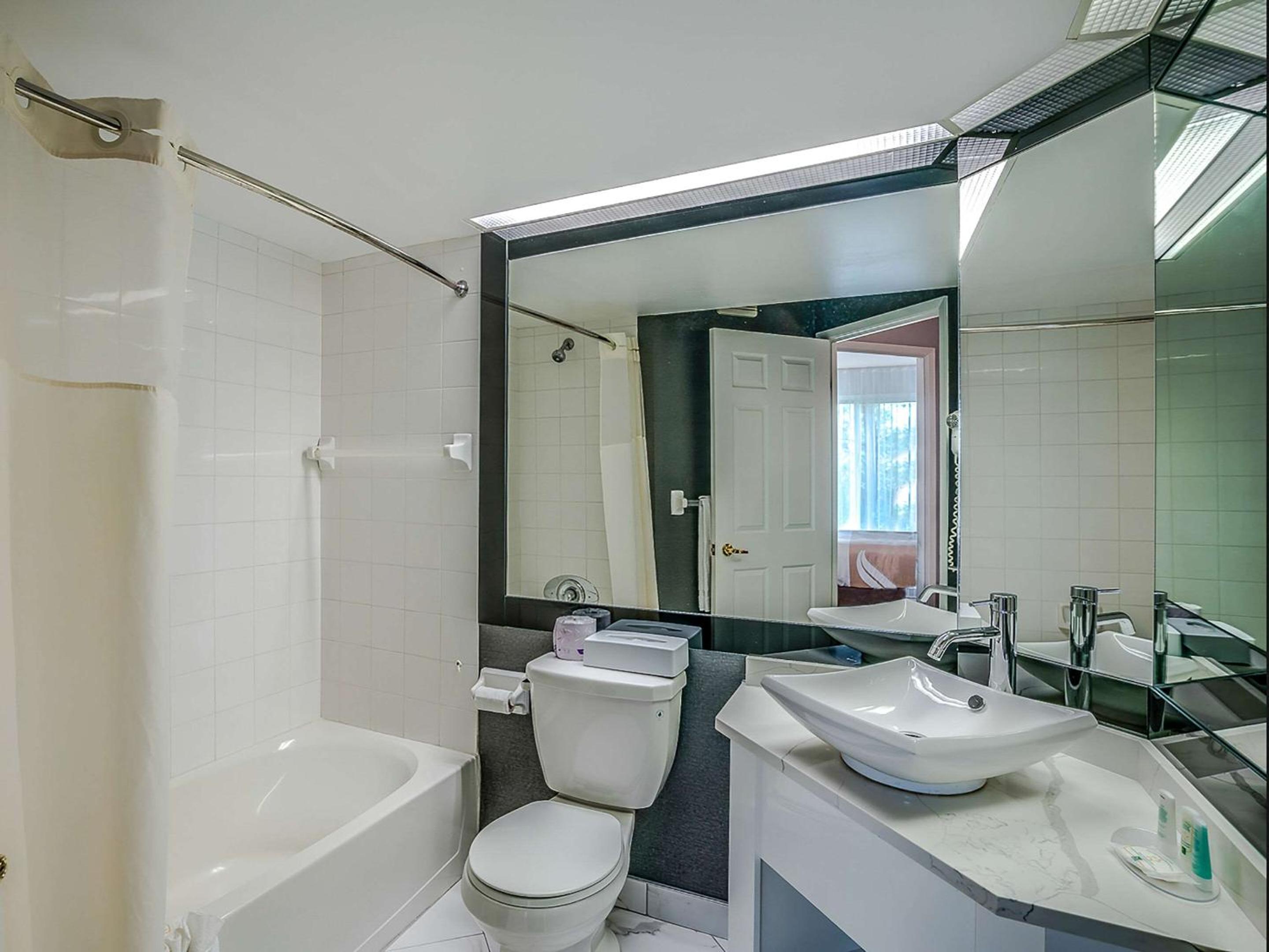 Queen Suite with Two Queen Beds - Non-Smoking - First Floor - Photo 3