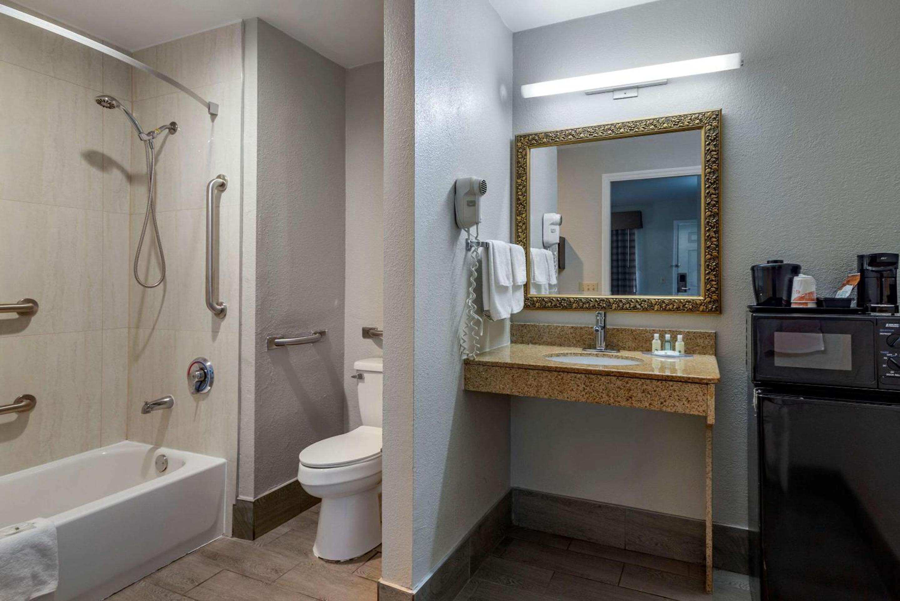 King Room - Accessible/Non Smoking - Photo 3