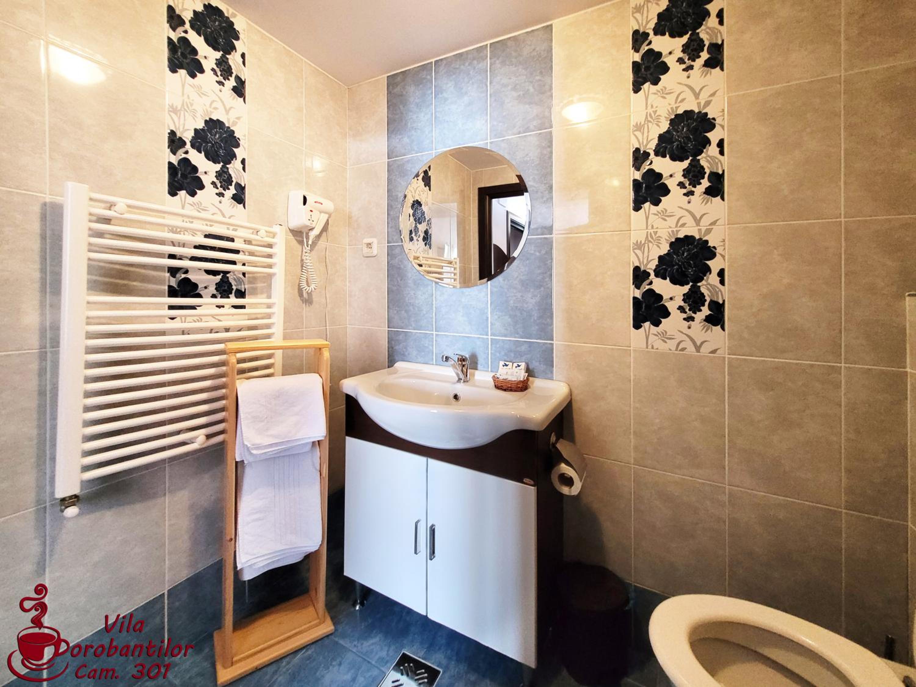 Double Room with Balcony - Photo 17