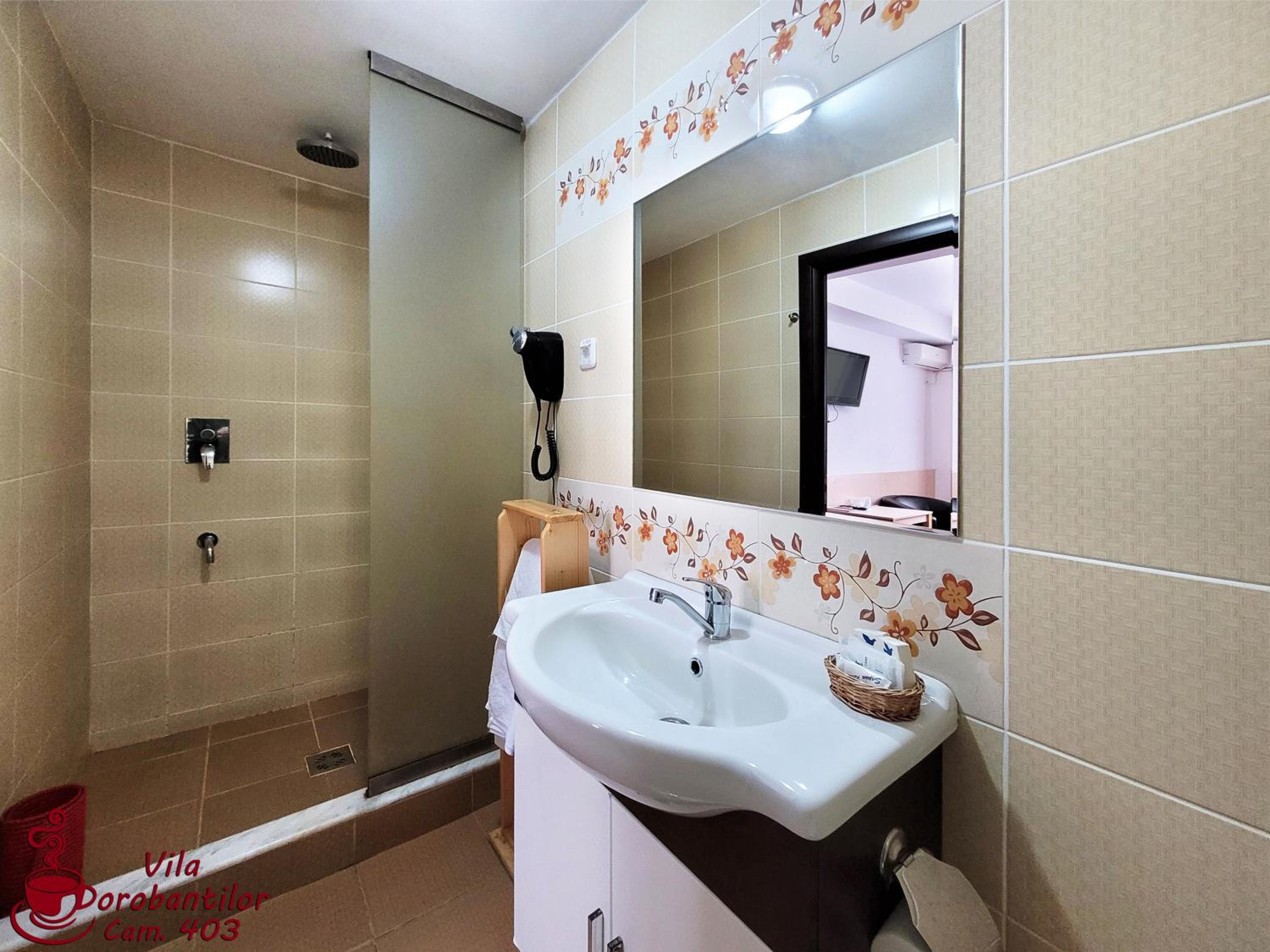 Double Room with Balcony - Photo 24