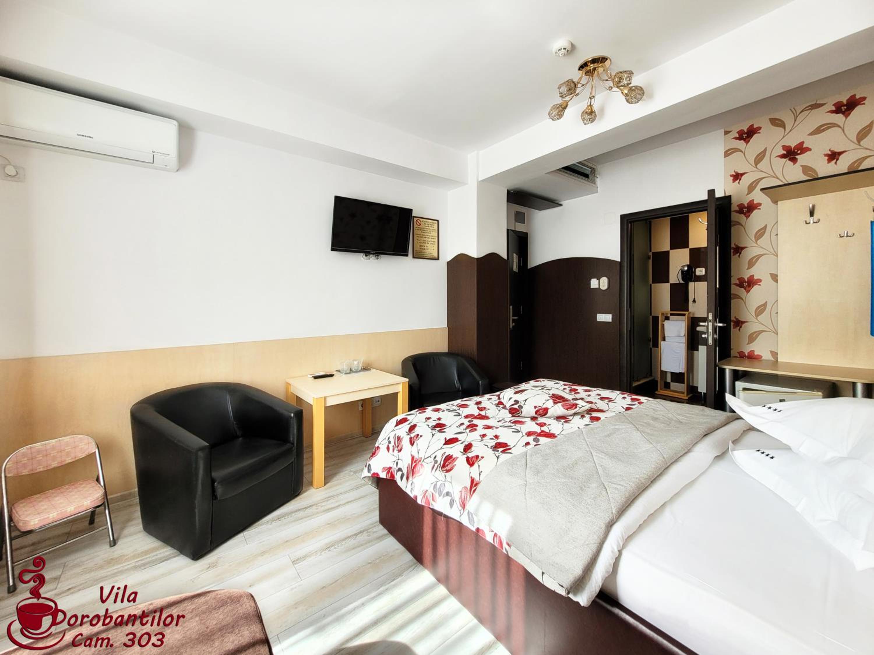 Double Room with Balcony - Photo 2