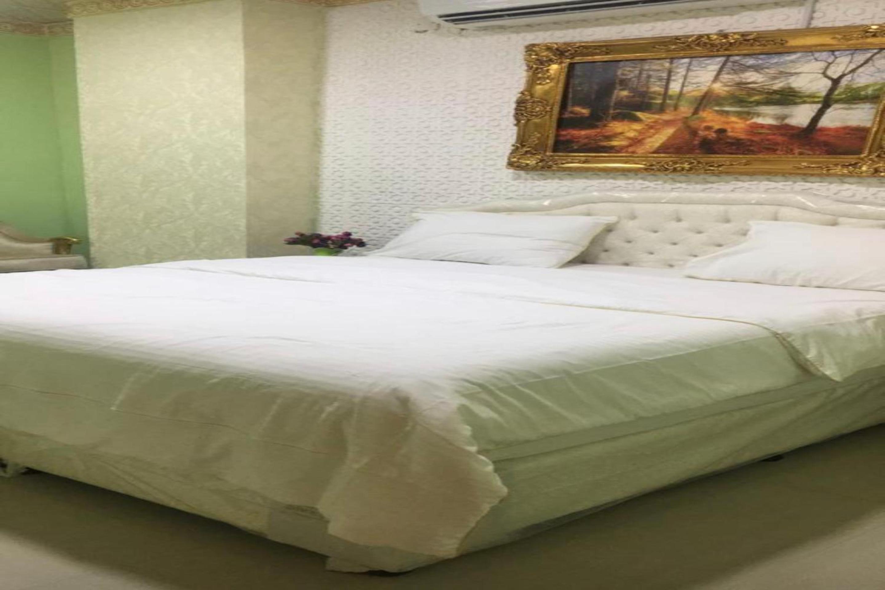 Executive Suite - Photo 5