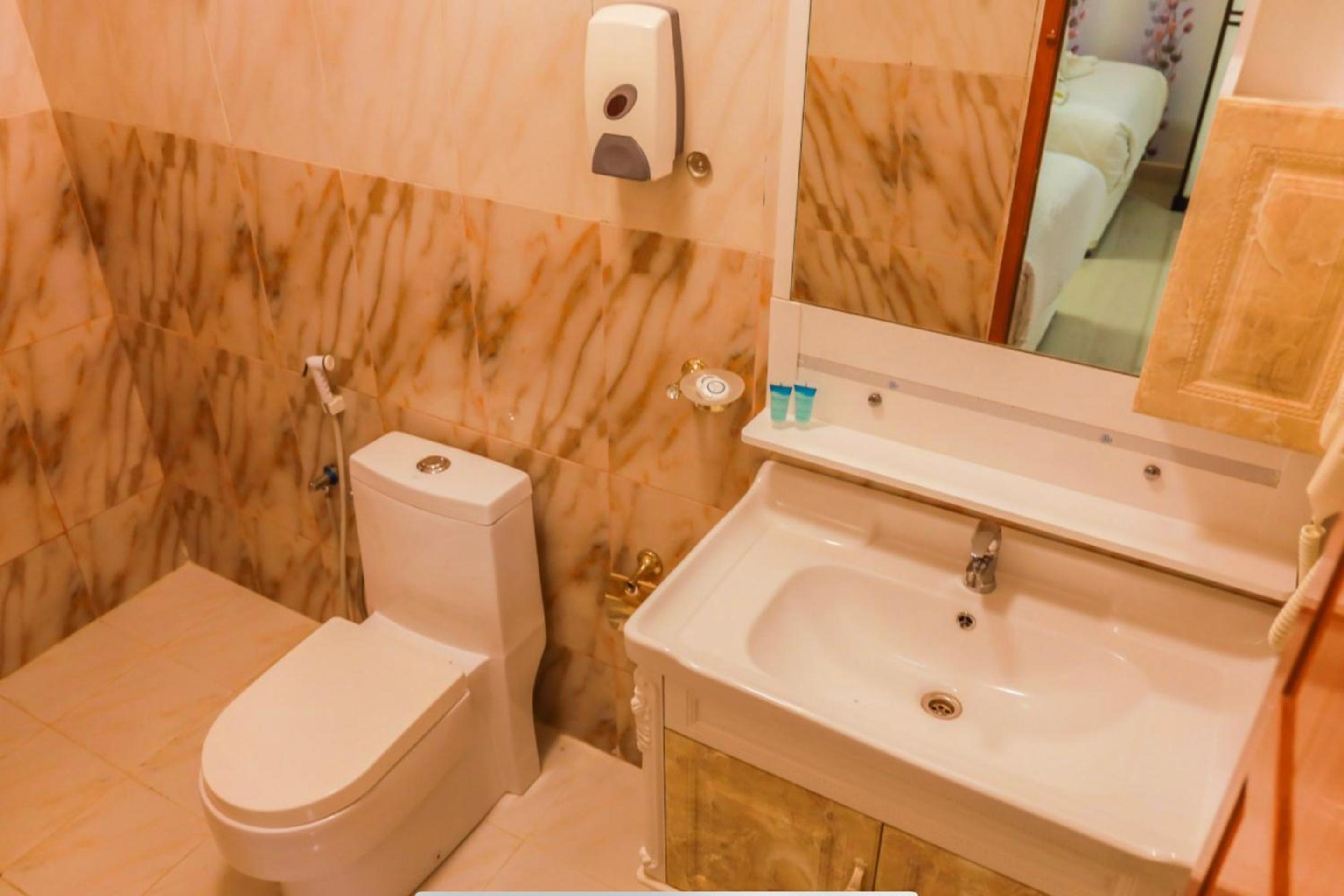 Standard Twin Room - Photo 4