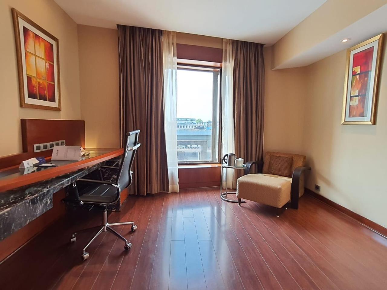 Business Class with Happy Hours 01:00 PM to 06:00 PM 1+1 , Airport Transfers and Free Pick up and drop to Worldmark Aerocity (subject to car availability) - Photo 5