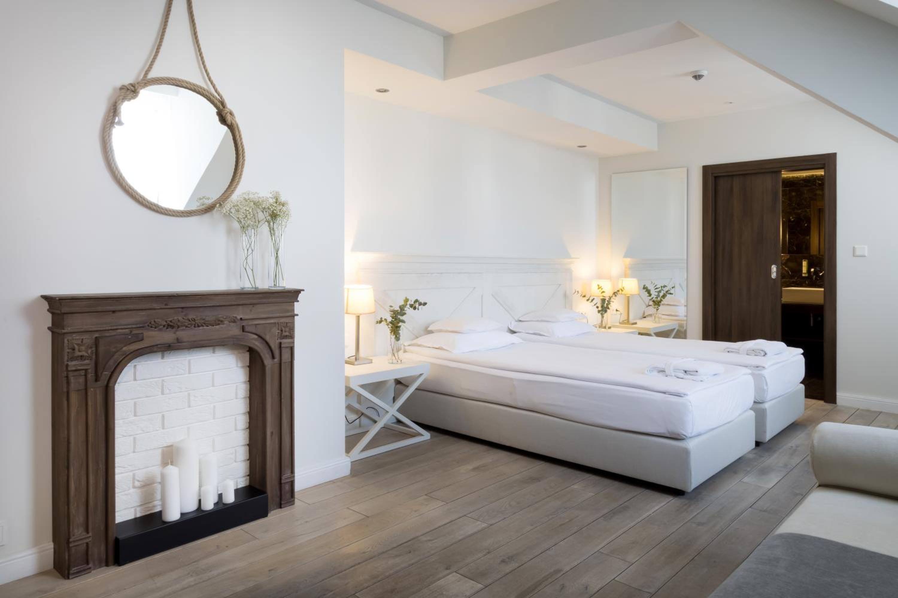 Premium Twin Room - Photo 6