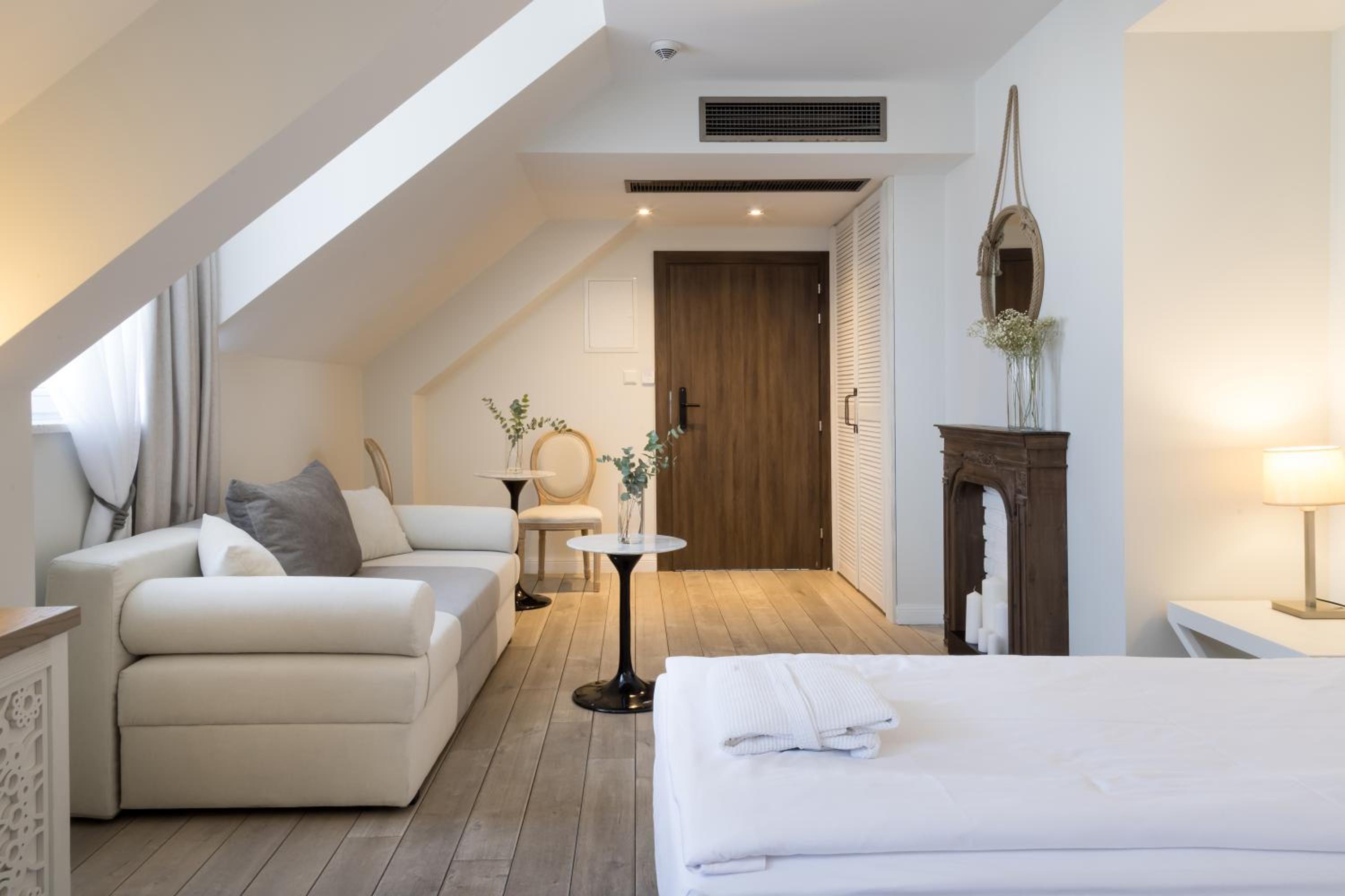 Premium Twin Room - Photo 8