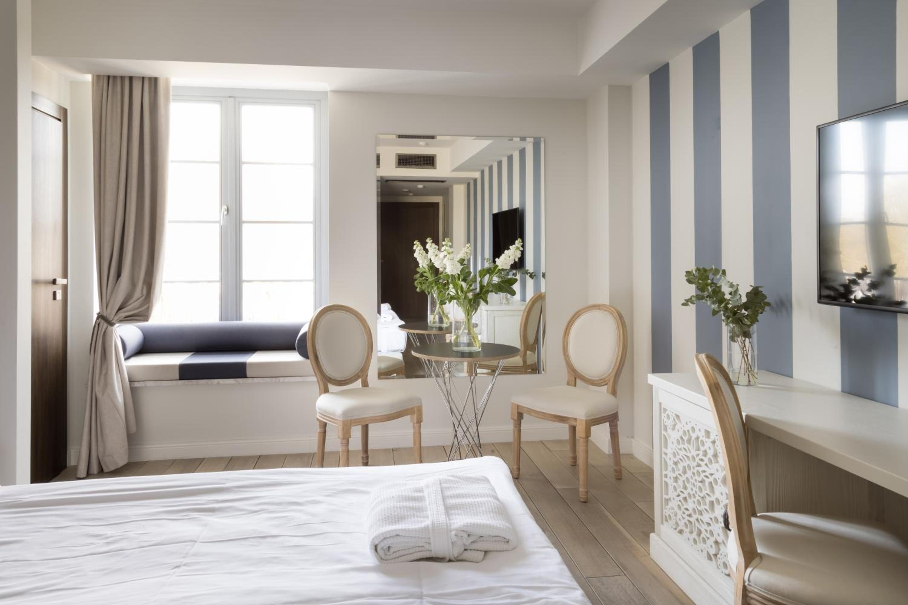 Premium Twin Room - Photo 10