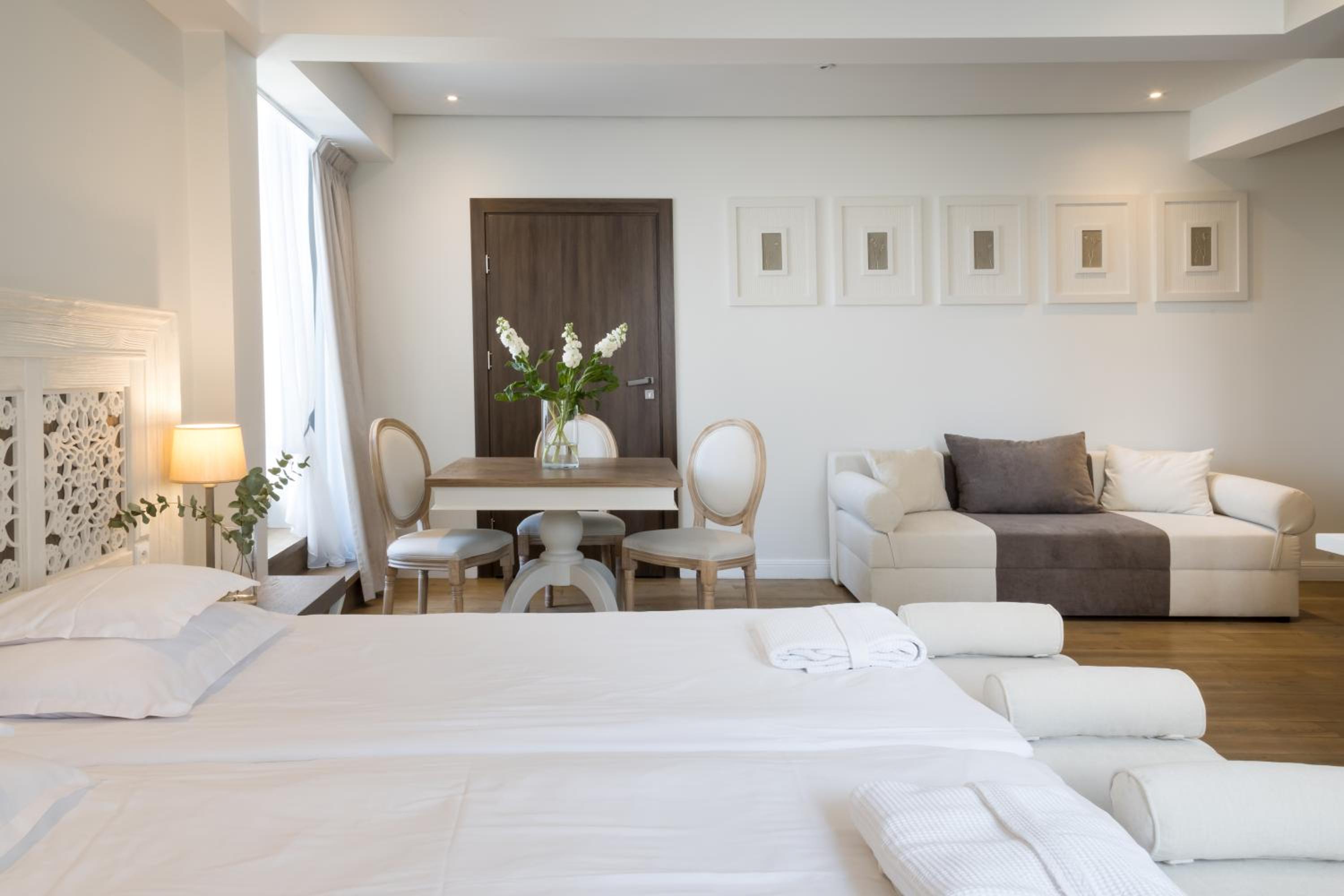Double Room Deluxe - Photo 8