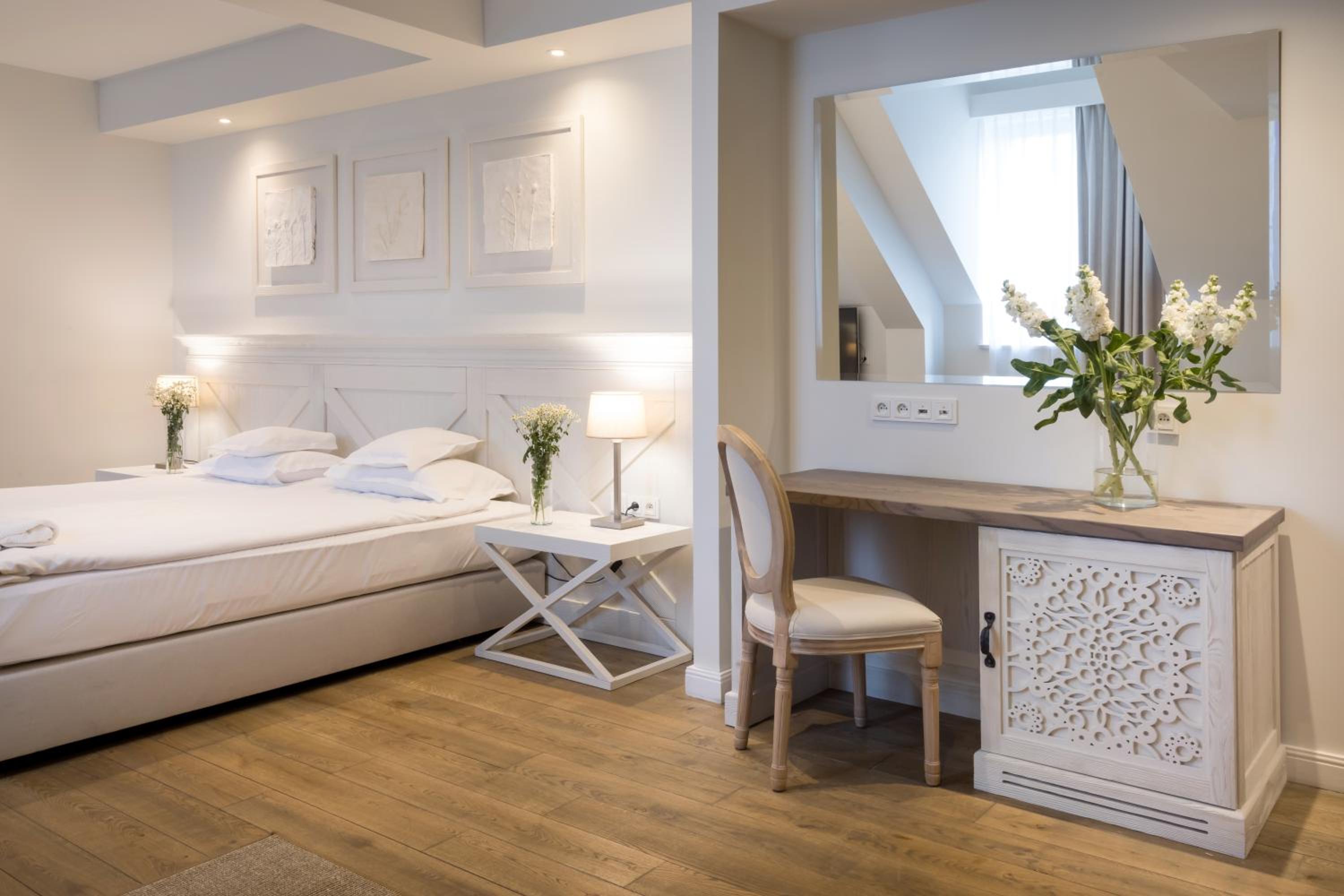 Premium Twin Room - Photo 5
