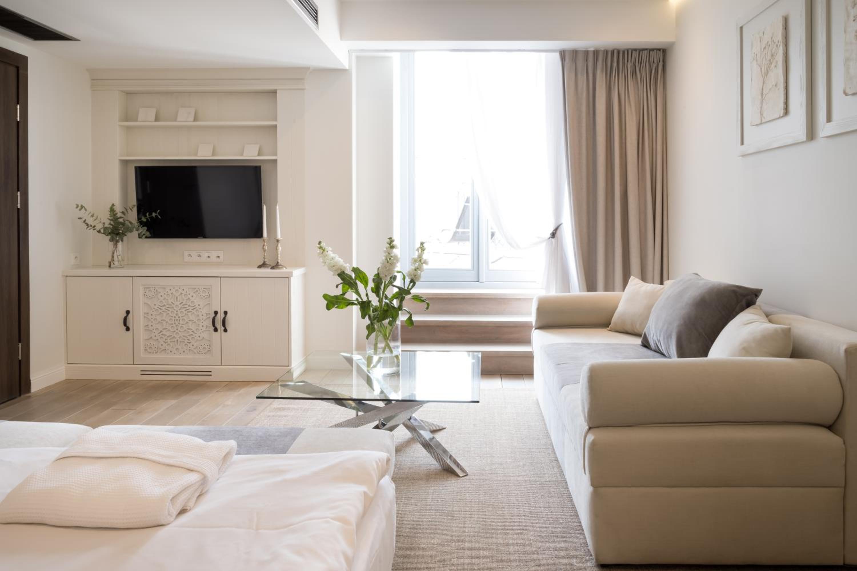 Double Room with Balcony - Photo 4