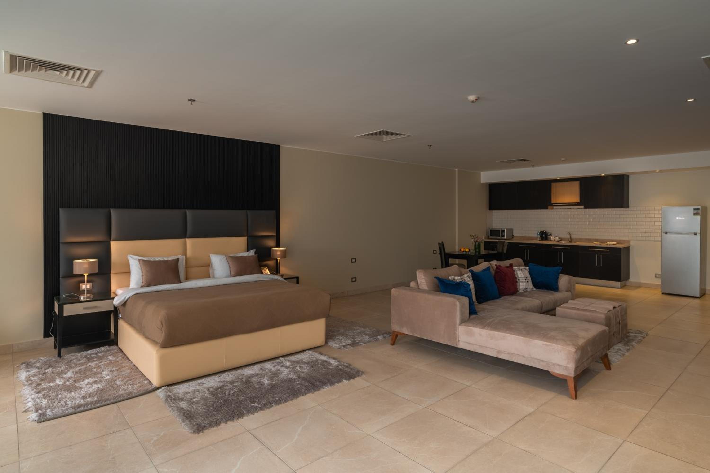 Executive Suite - Photo 3