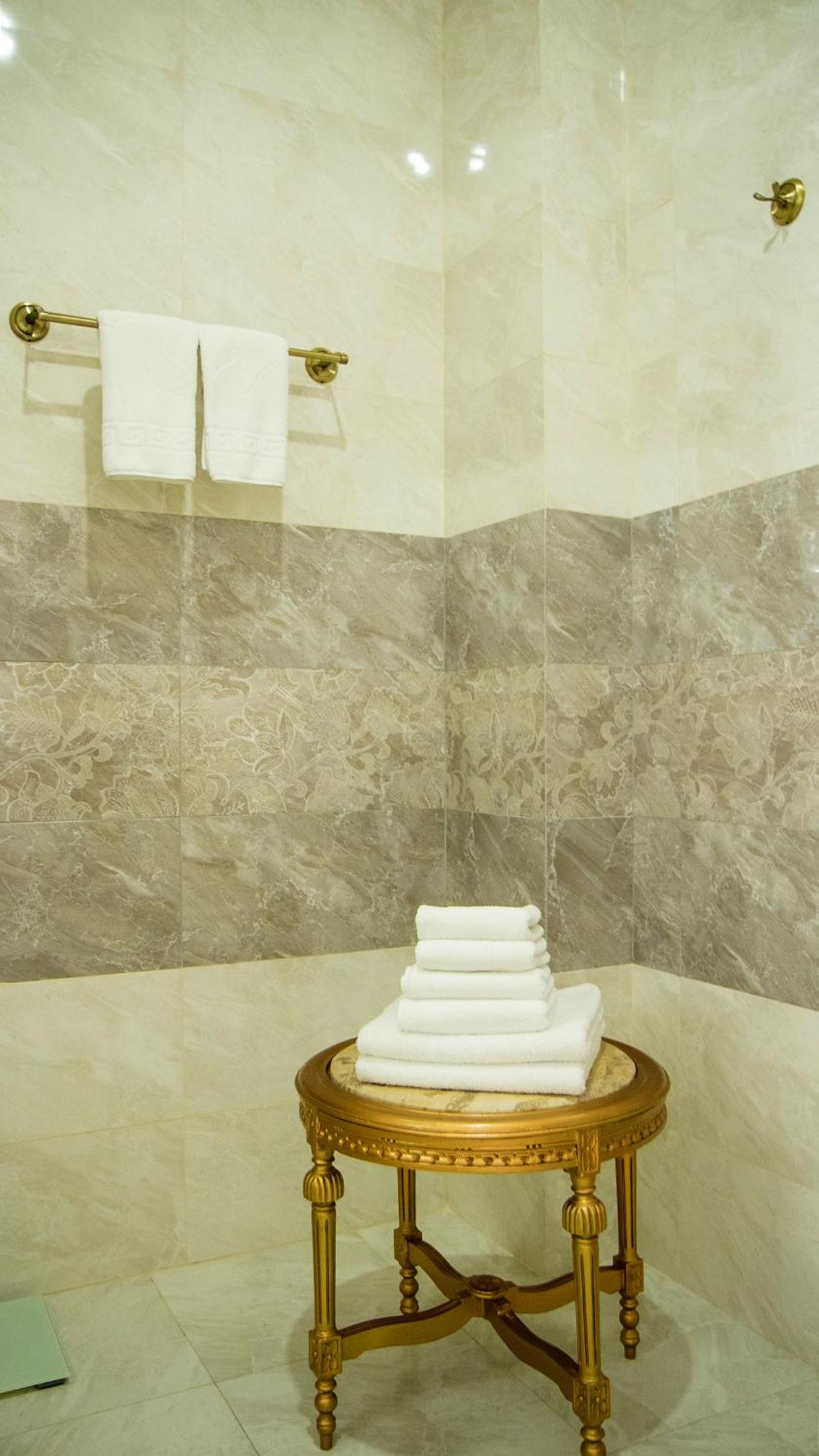Deluxe King Suite photo 3