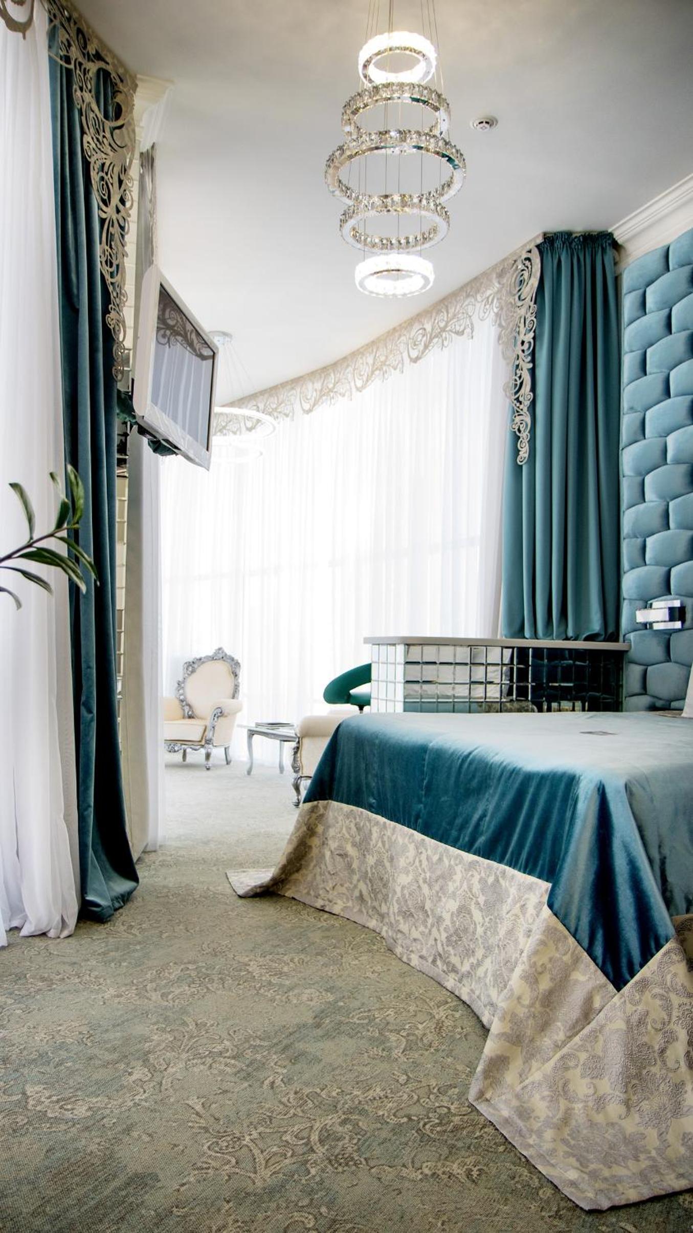 Deluxe King Suite photo 1