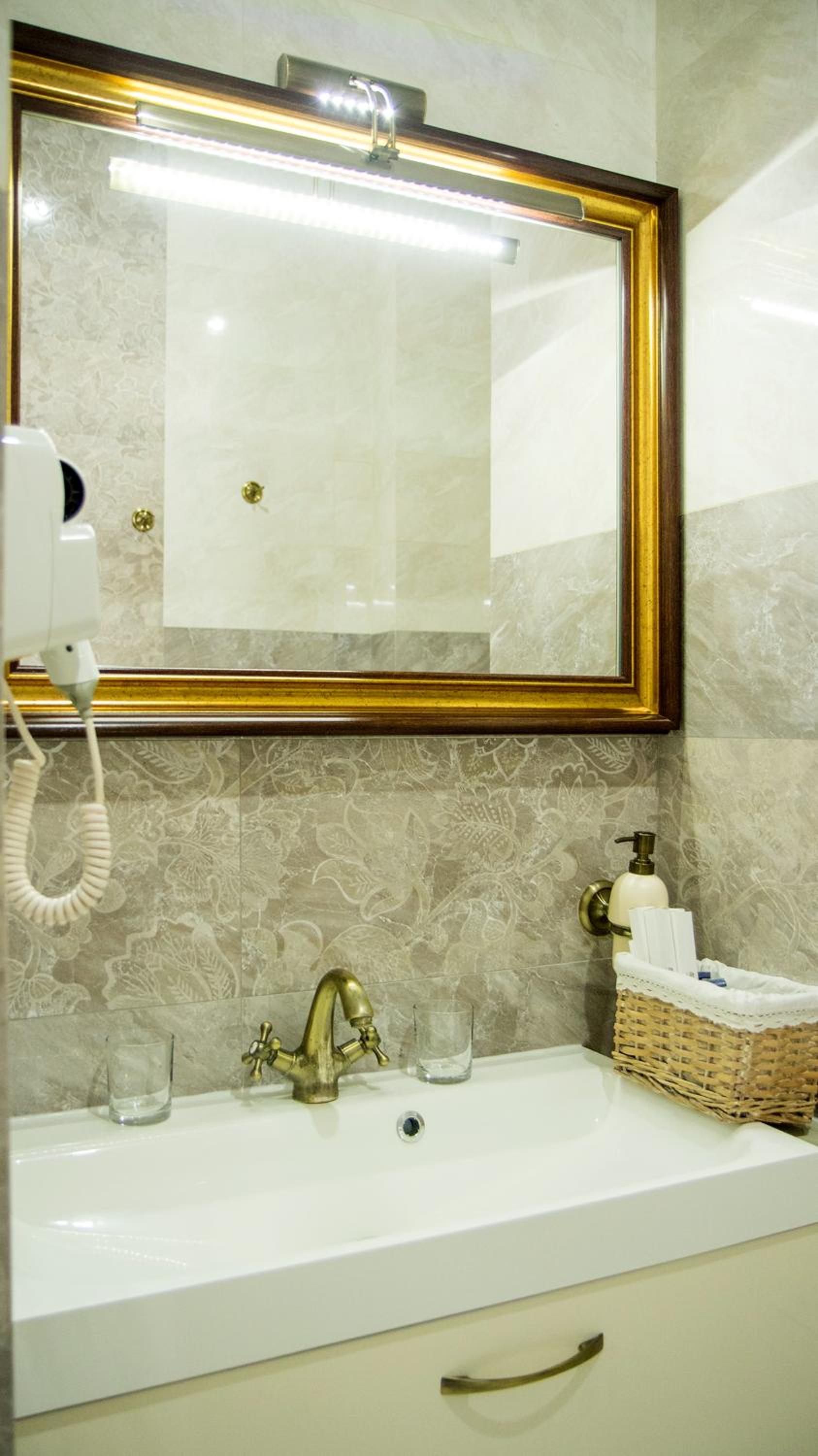 Deluxe King Suite photo 2