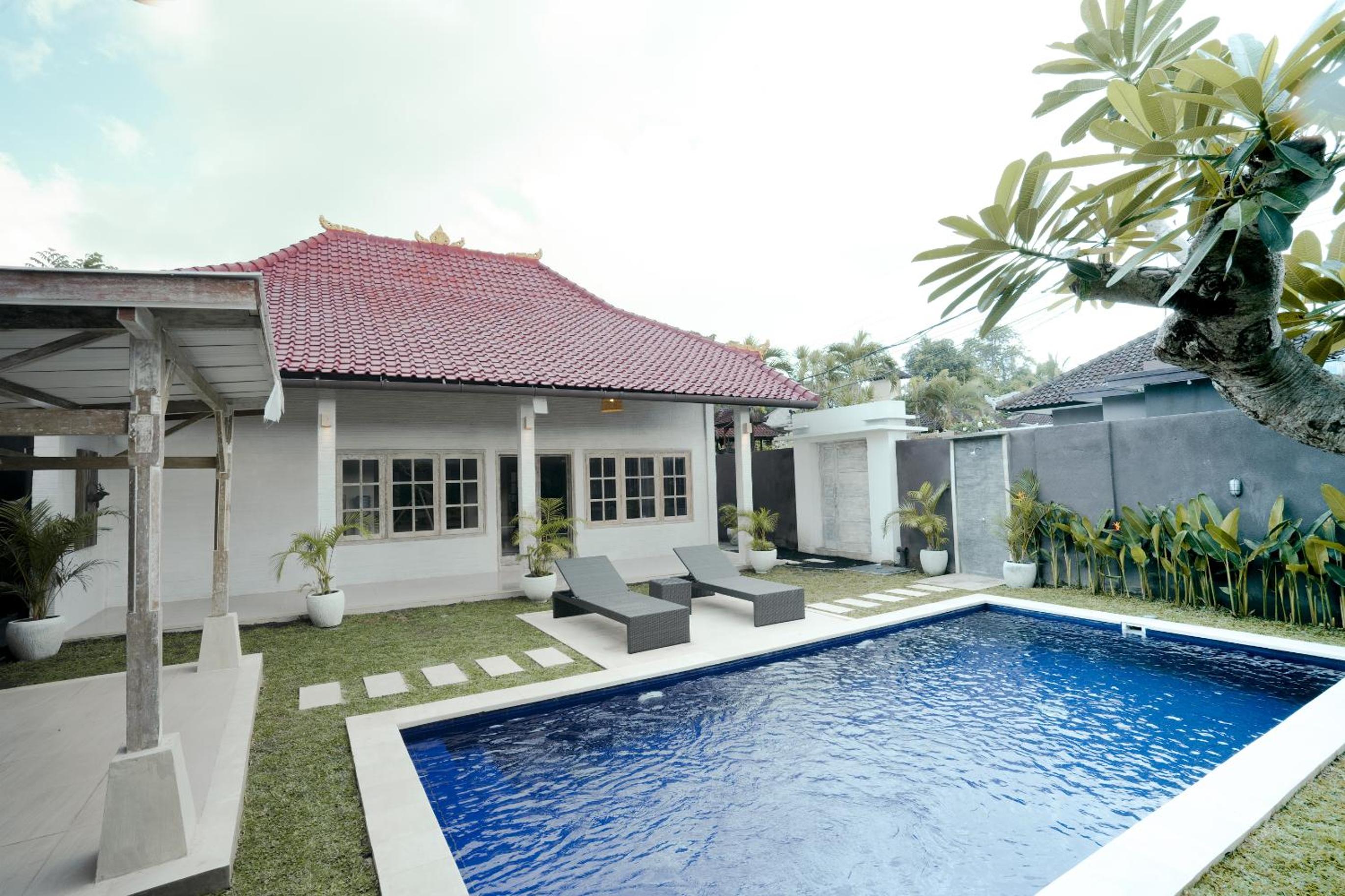 Three-Bedroom Villa - Photo 9