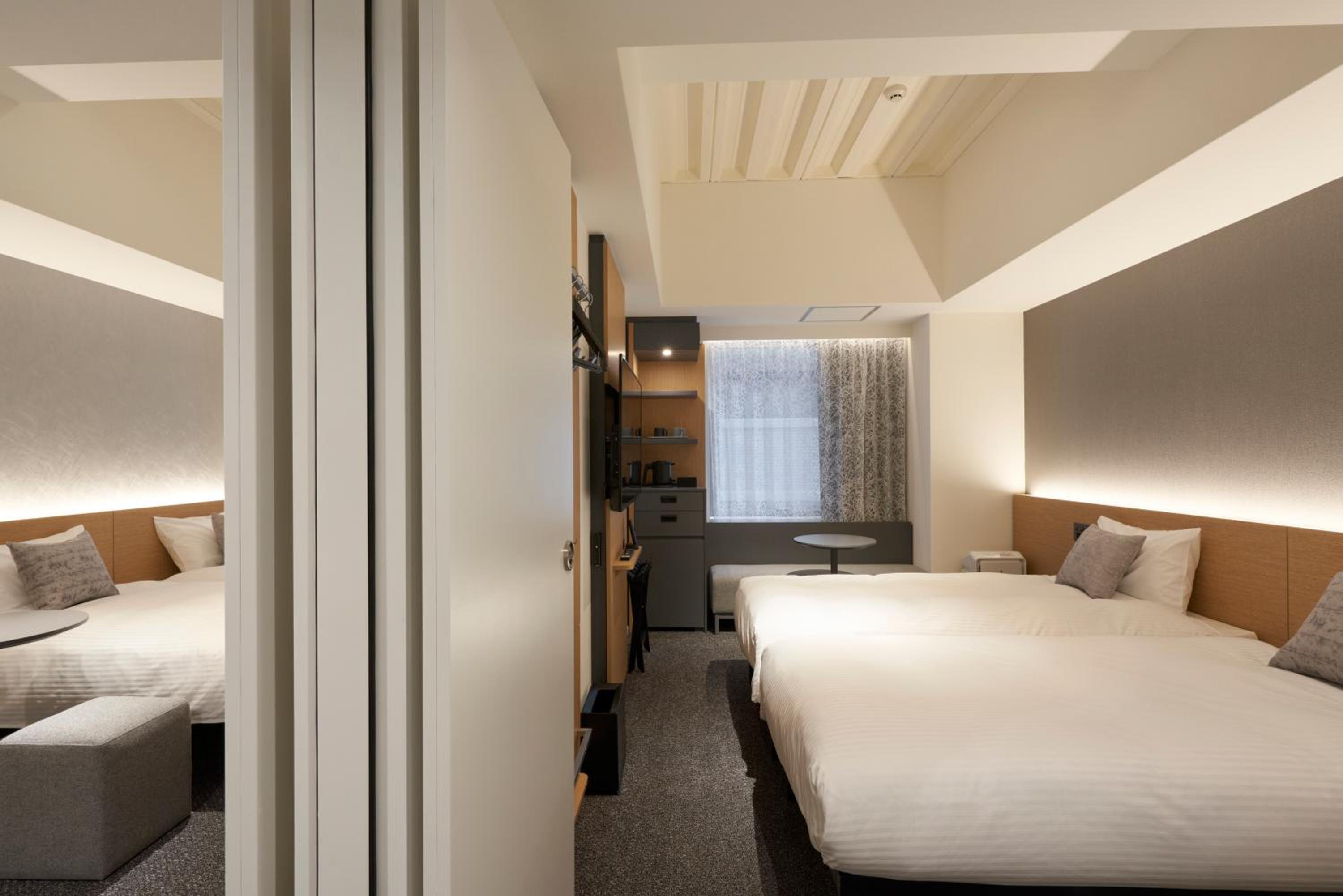 Connecting Room with 4 Beds - Photo 1
