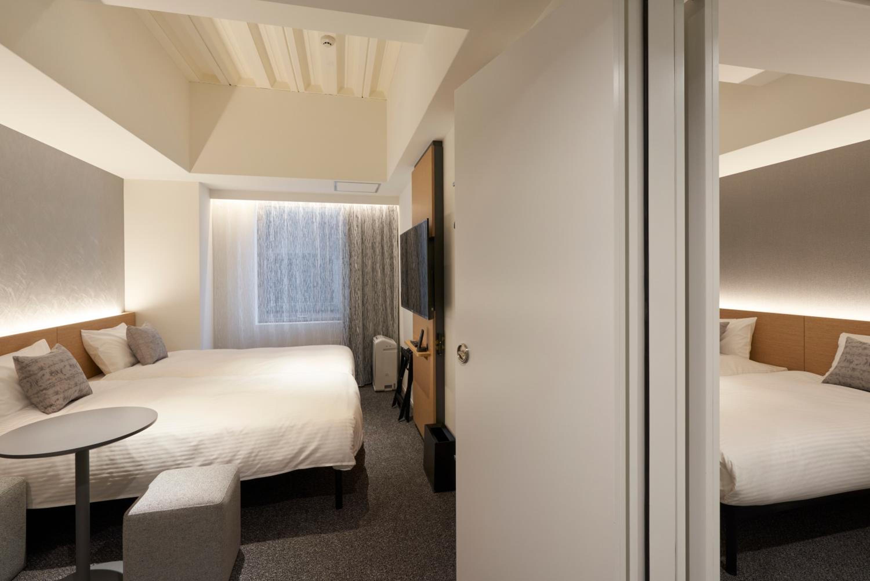 Connecting Room with 4 Beds - Photo 2